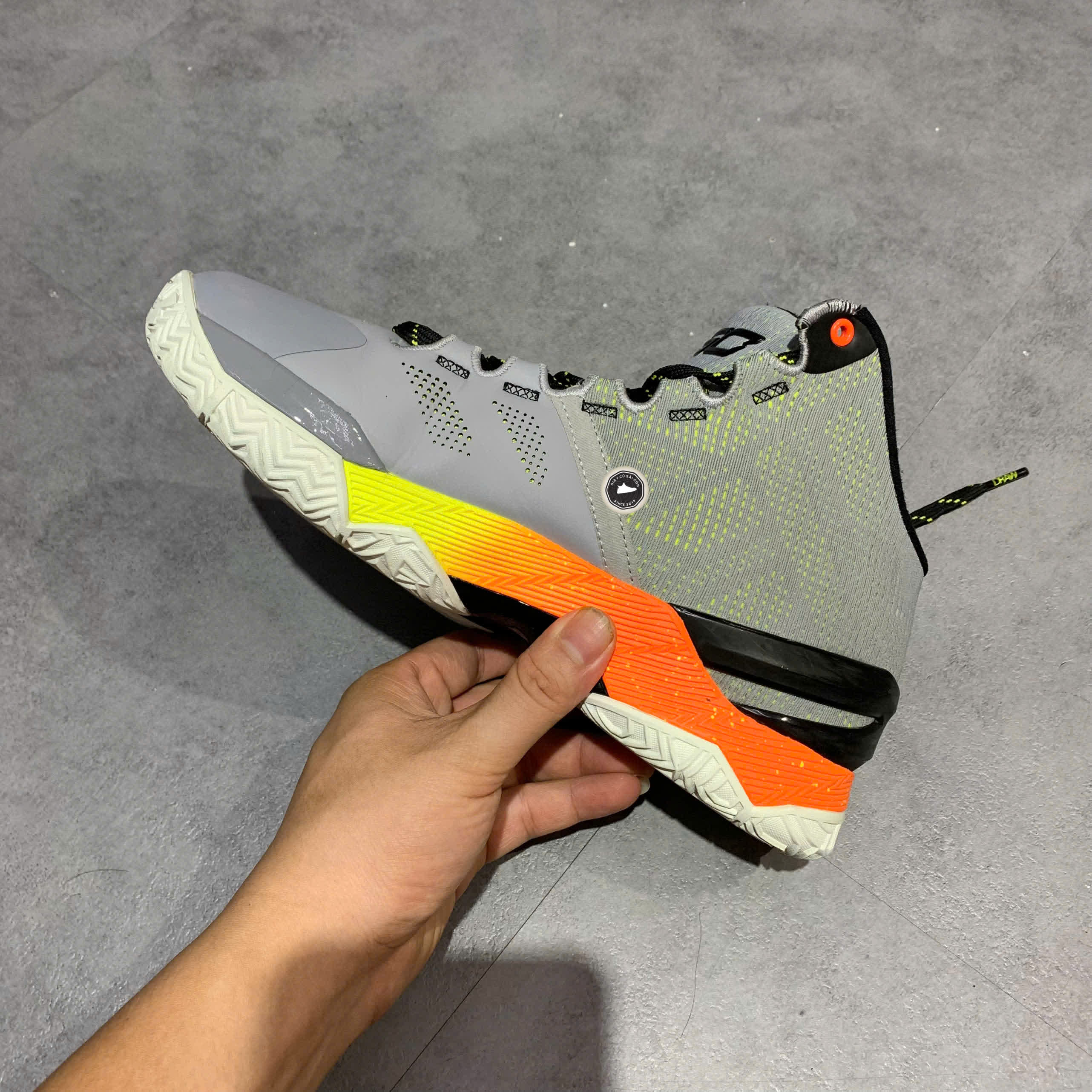 UNDER ARMOUR CURRY 2 RETRO GS 'IRON SHARPENS IRON' 3026053-100 SIZE 38 GIÀY 2HAND CHÍNH HÃNG