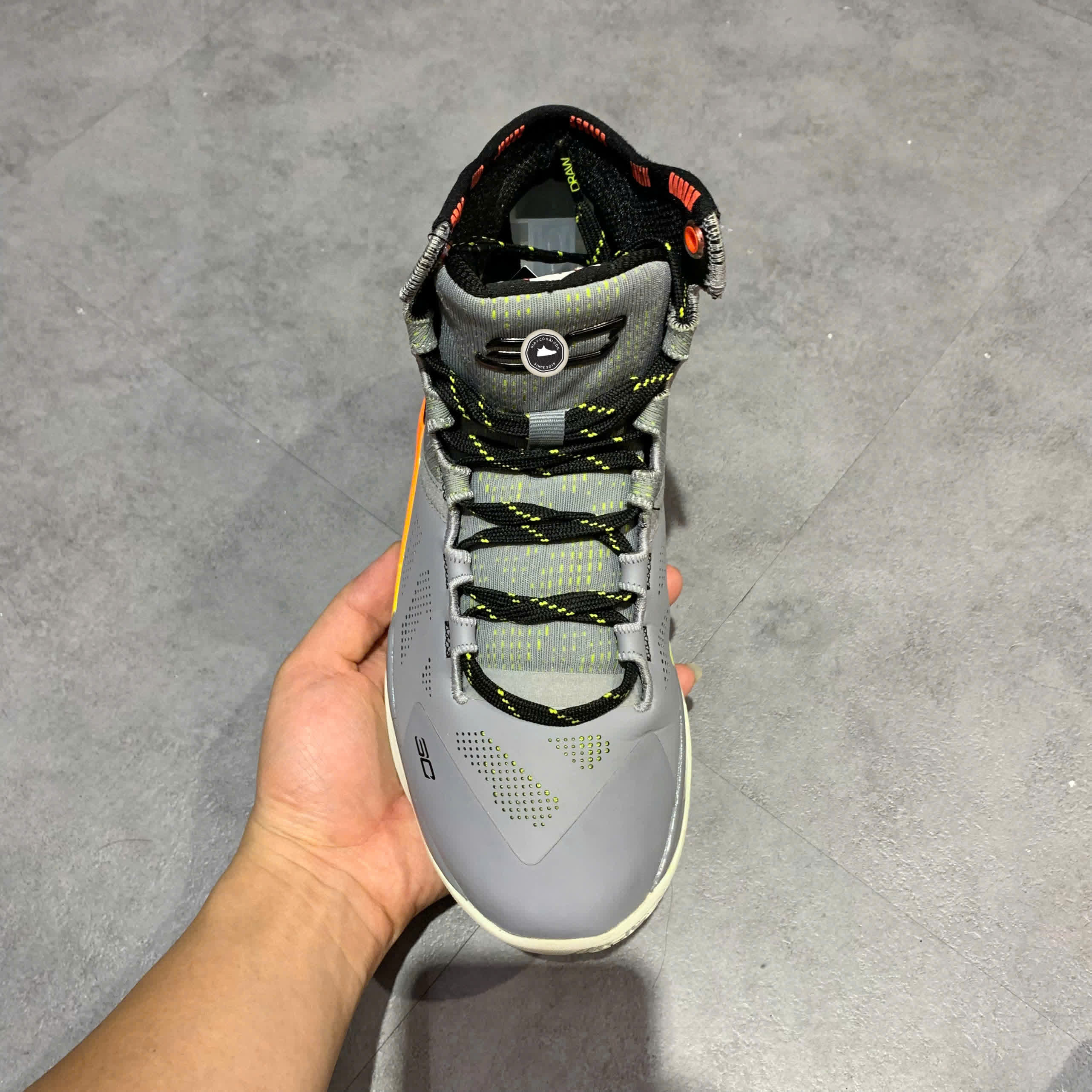 UNDER ARMOUR CURRY 2 RETRO GS 'IRON SHARPENS IRON' 3026053-100 SIZE 38 GIÀY 2HAND CHÍNH HÃNG