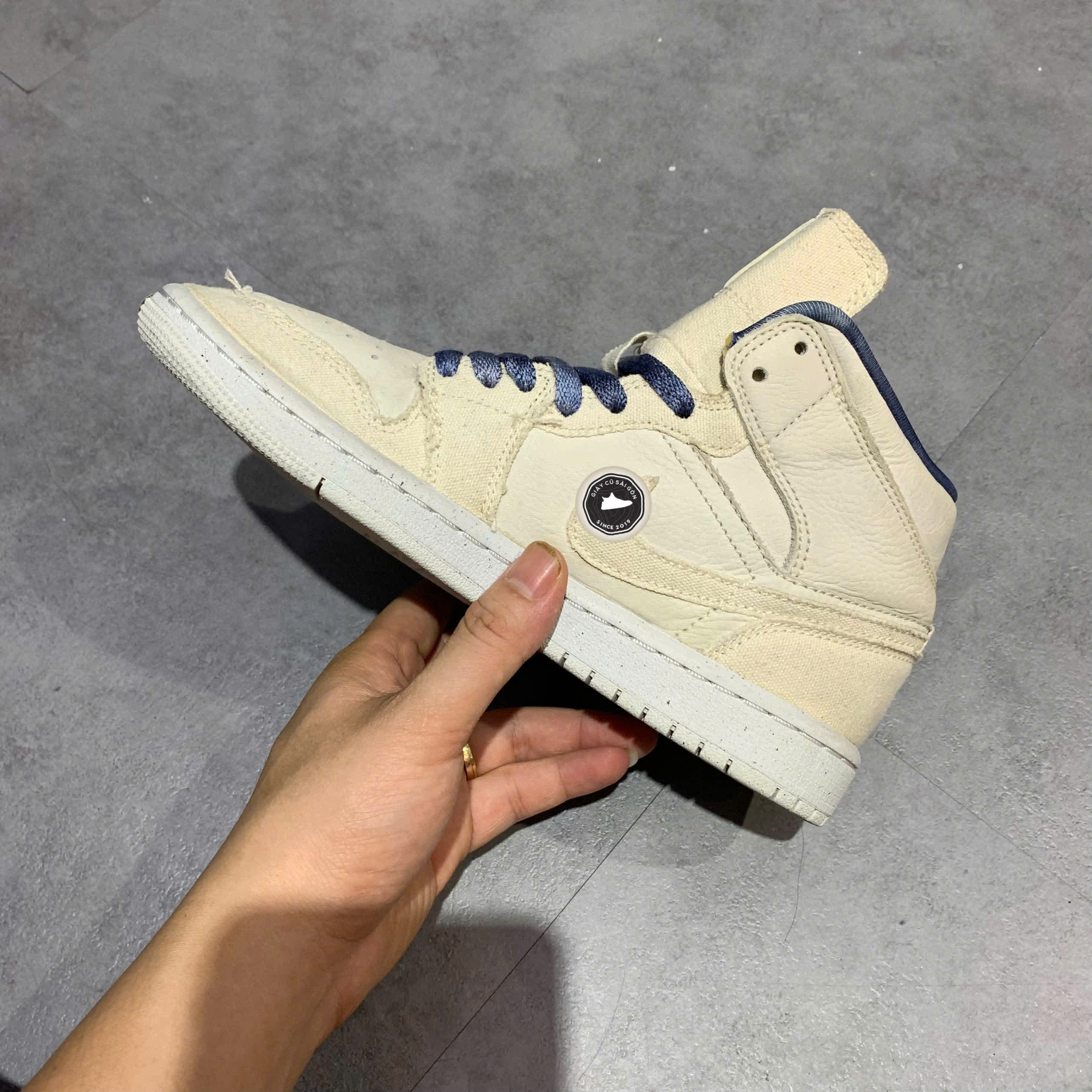 NIKE AIR JORDAN 1 MID SE ‘SANDDRIFT’ - DM9126 104 SIZE 37.5 GIÀY 2HAND CHÍNH HÃNG