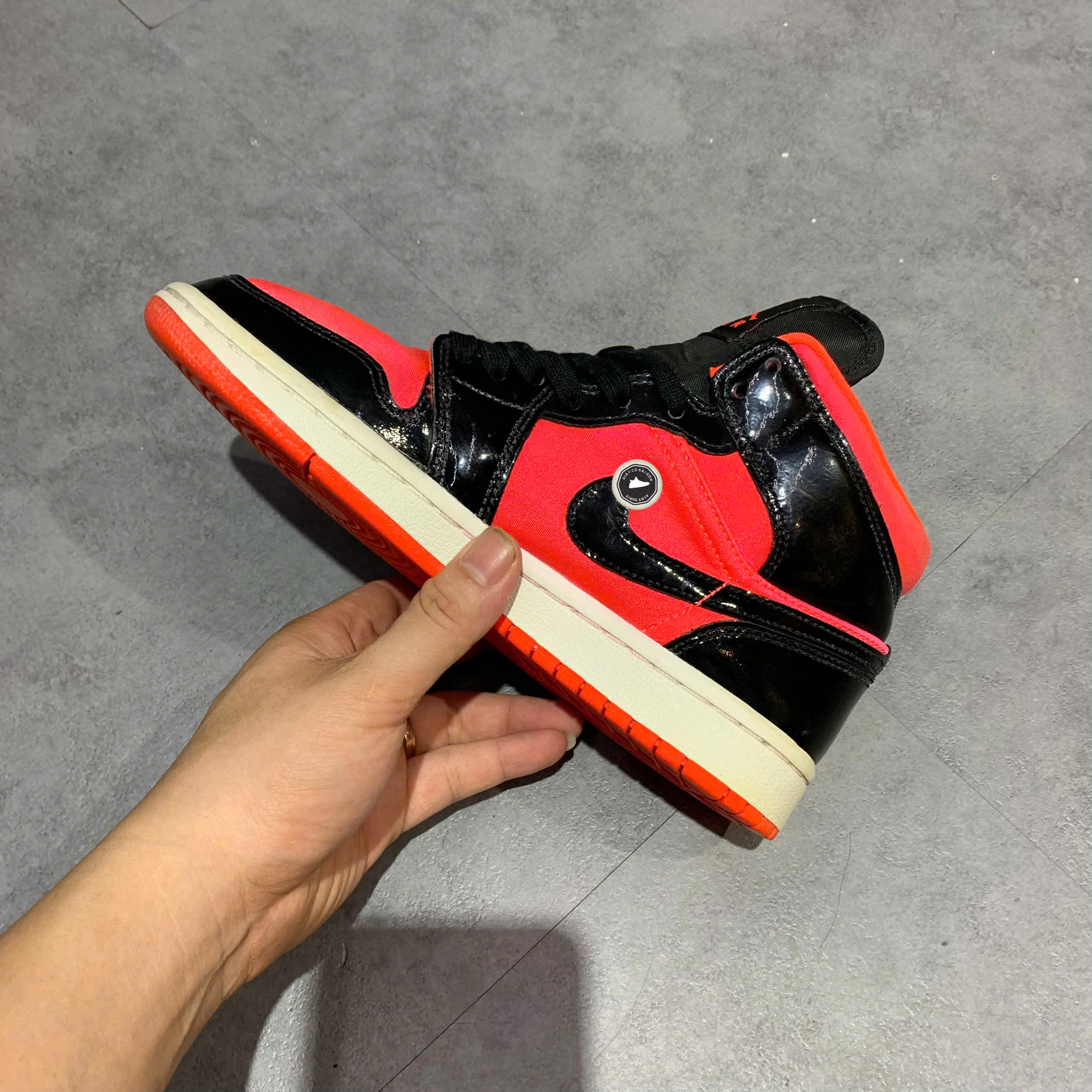 AIR JORDAN 1 MID 'HOT PUNCH' BQ6472-600 SIZE 36.5 GIÀY 2HAND CHÍNH HÃNG