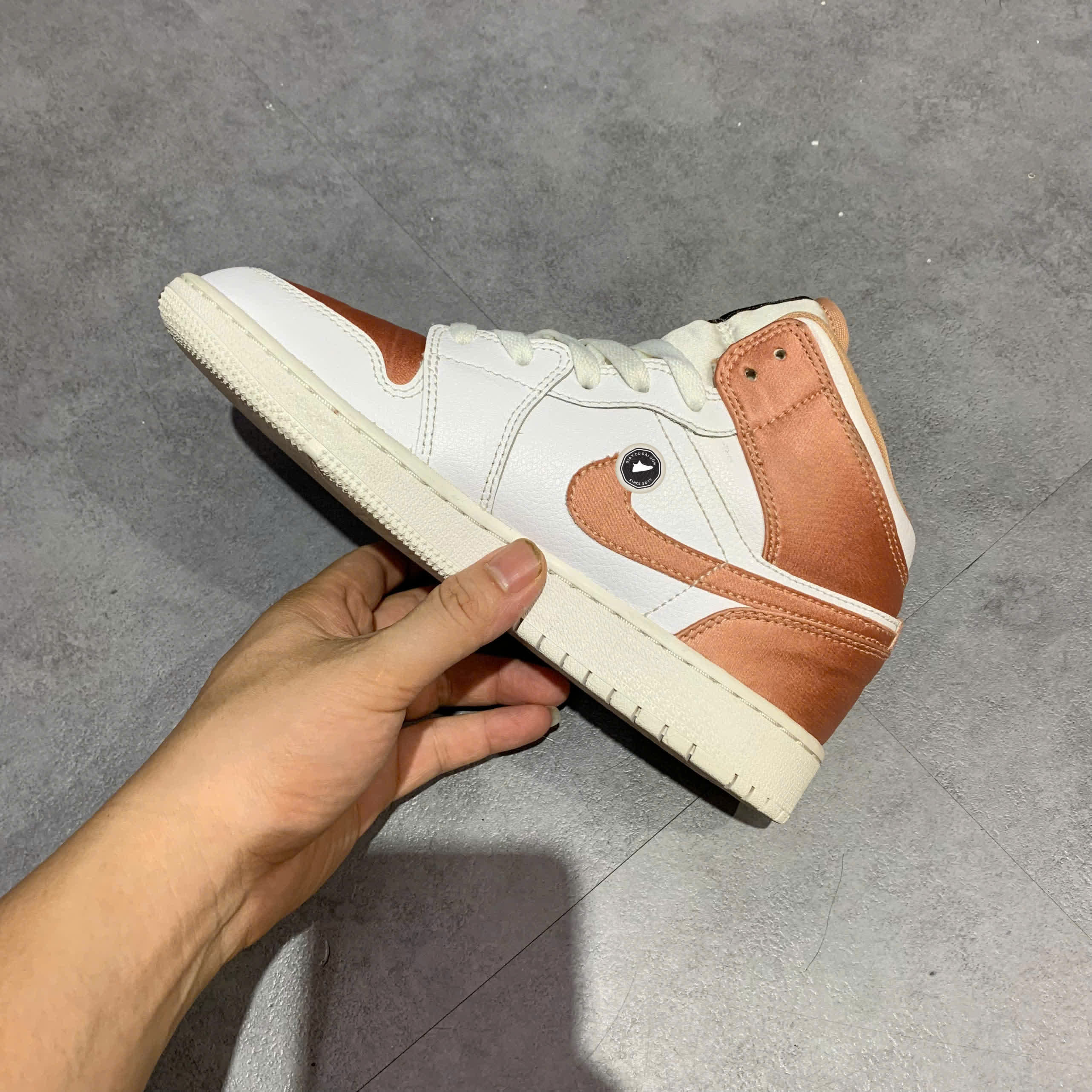 AIR JORDAN 1 MID GS 'WHITE ROSE GOLD' 555112-190 SIZE 36.5 GIÀY 2HAND CHÍNH HÃNG
