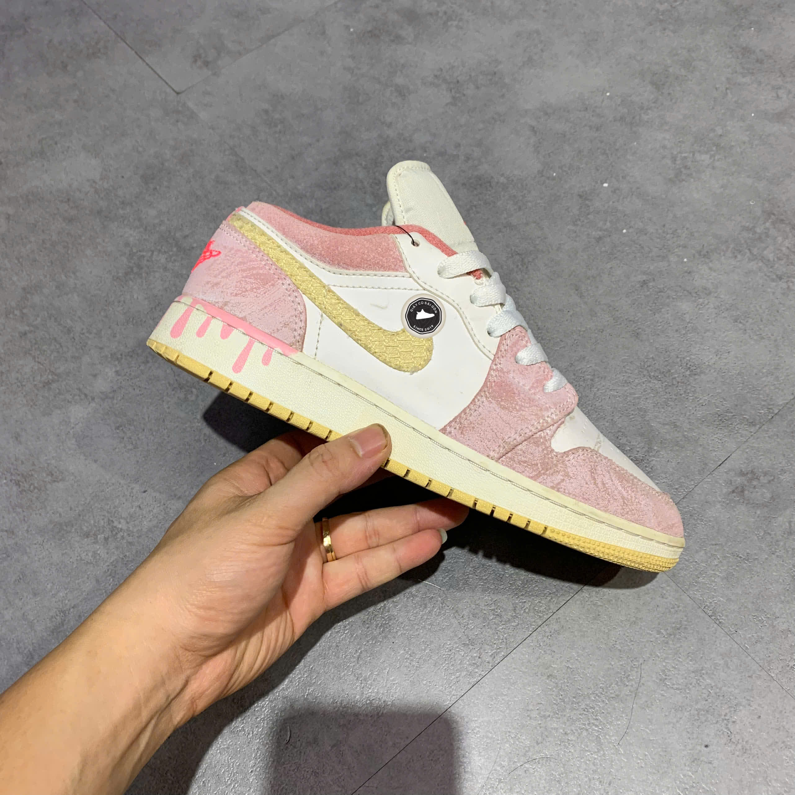 JORDAN 1 LOW GS 'STRAWBERRY ICE CREAM' CW7104-601 SIZE 38 GIÀY 2HAND CHÍNH HÃNG