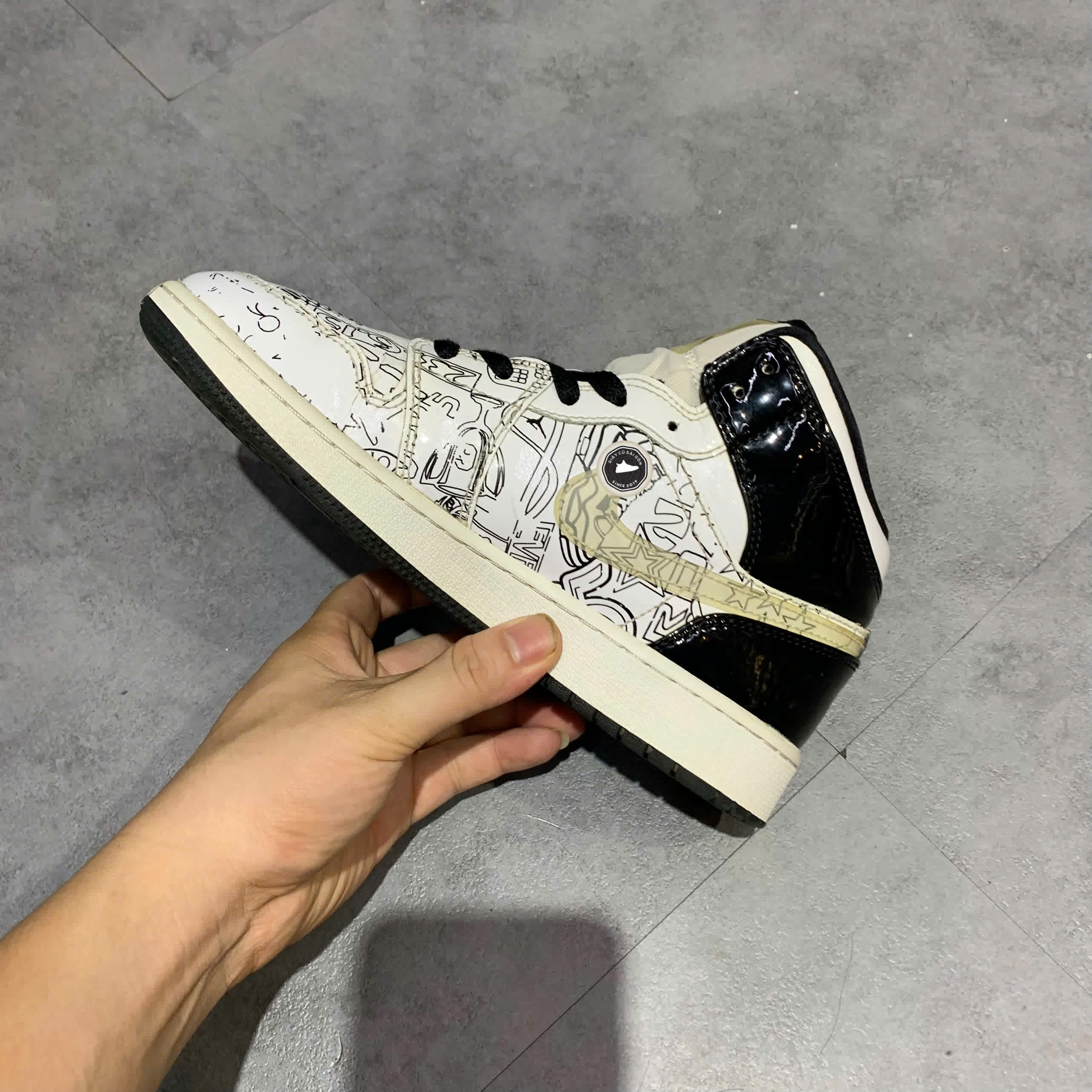 JORDAN 1 MID SE WHITE BLACK GRAFFITI DC4099-100 SIZE 37.5 GIÀY 2HAND CHÍNH HÃNG