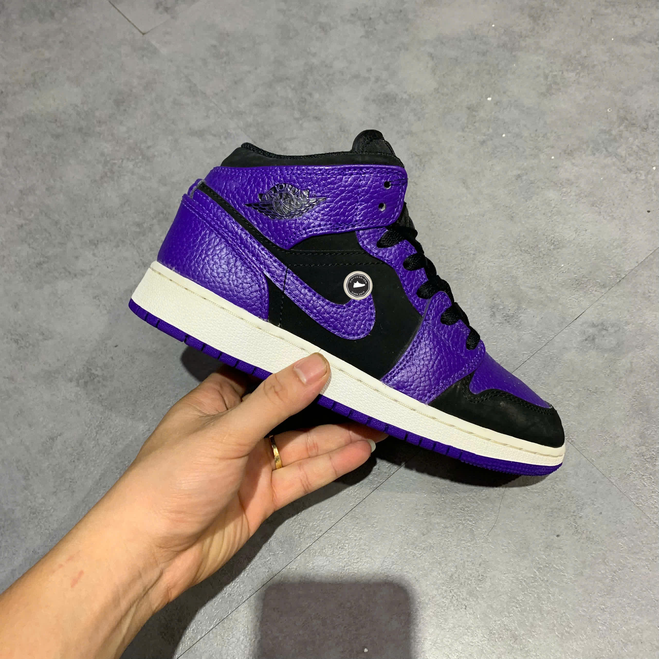 AIR JORDAN 1 MID 'DARK CONCORD' 554725-051 SIZE 36.5 GIÀY 2HAND CHÍNH HÃNG