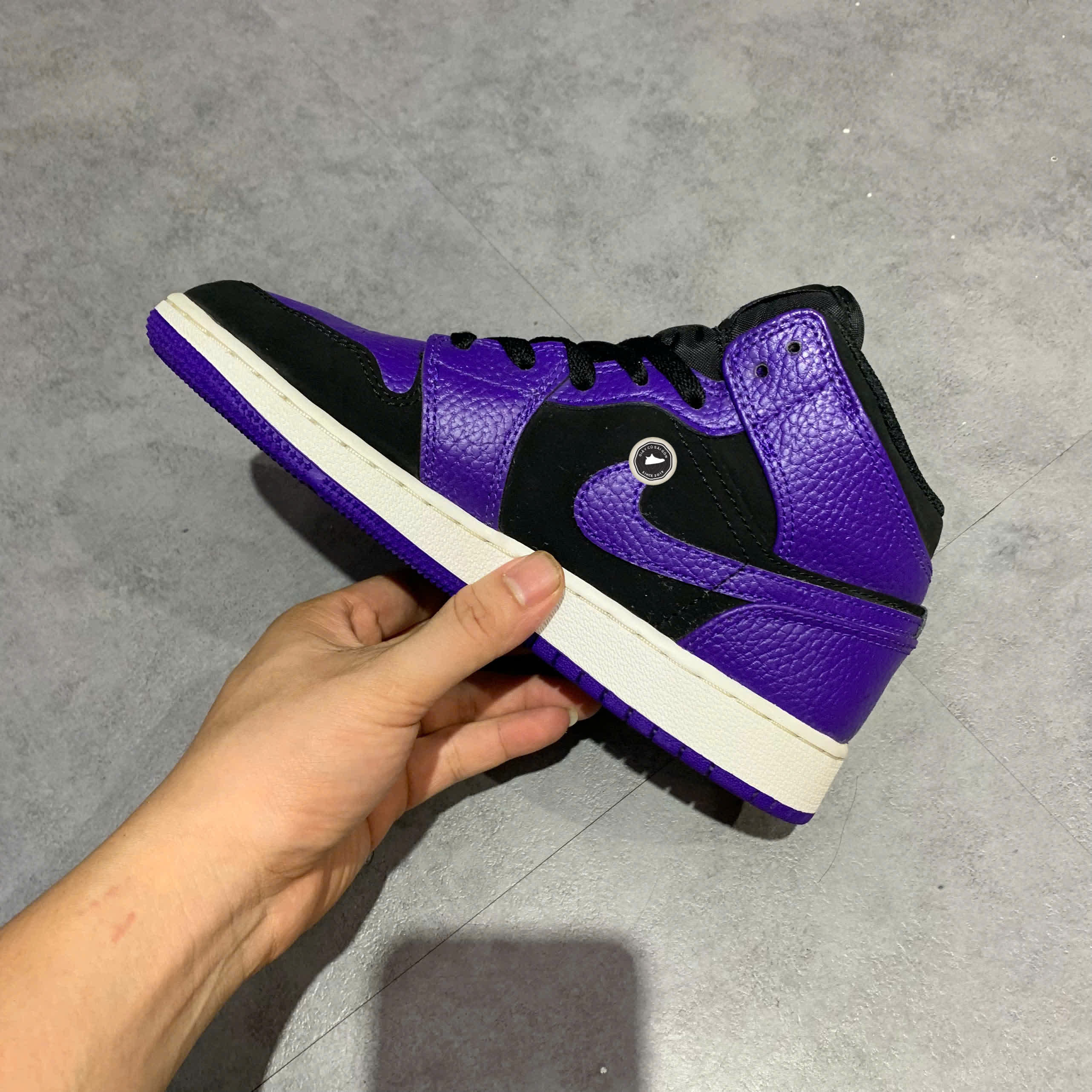 AIR JORDAN 1 MID 'DARK CONCORD' 554725-051 SIZE 36.5 GIÀY 2HAND CHÍNH HÃNG