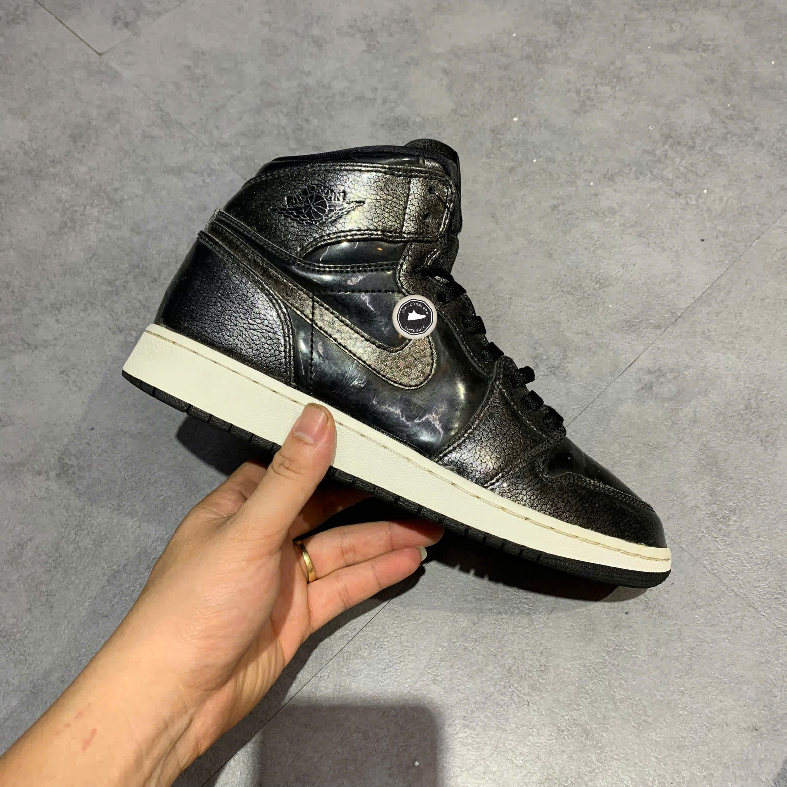 NIKE AIR JORDAN 1 RETRO HIGH BLACK PATENT ANTI-GRAVITY SIZE 39 GIÀY 2HAND CHÍNH HÃNG