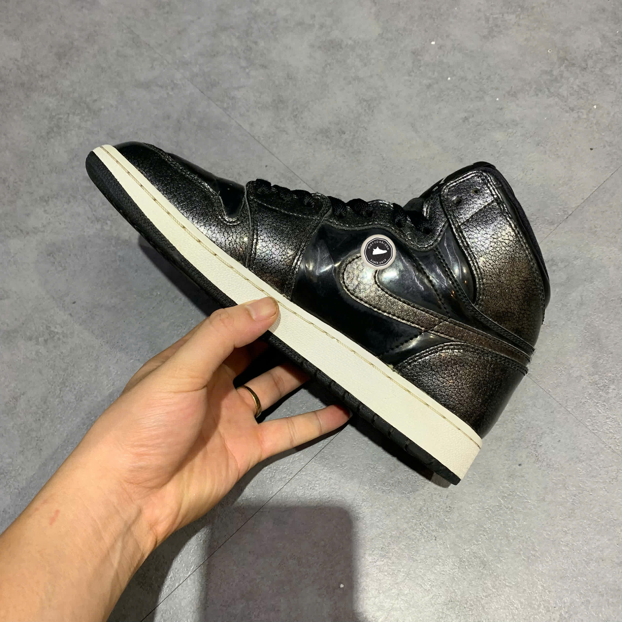 NIKE AIR JORDAN 1 RETRO HIGH BLACK PATENT ANTI-GRAVITY SIZE 39 GIÀY 2HAND CHÍNH HÃNG