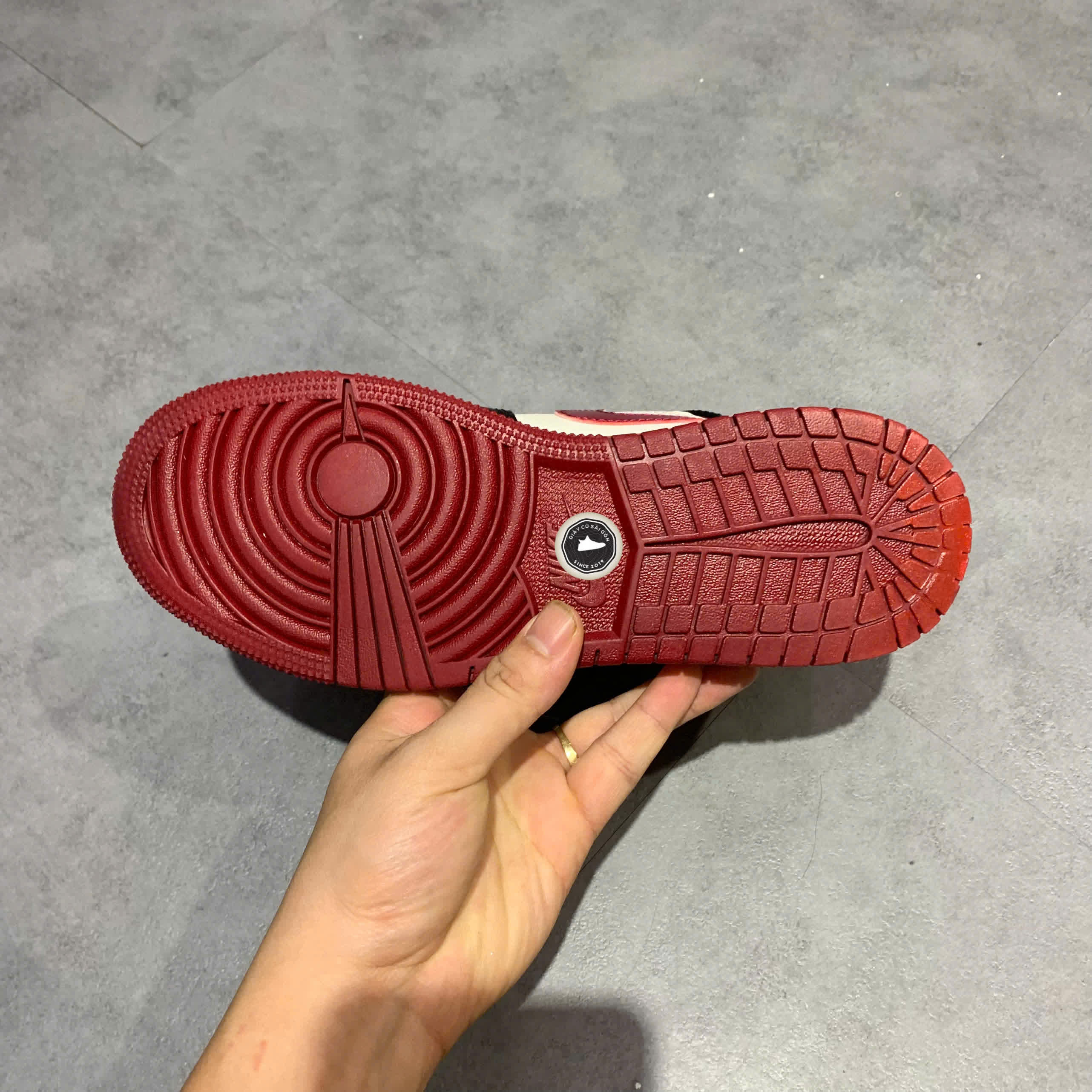 NIKE AIR JORDAN 1 MID GS ‘GYM RED’ - 554725 066 SIZE 38 GIÀY 2HAND CHÍNH HÃNG