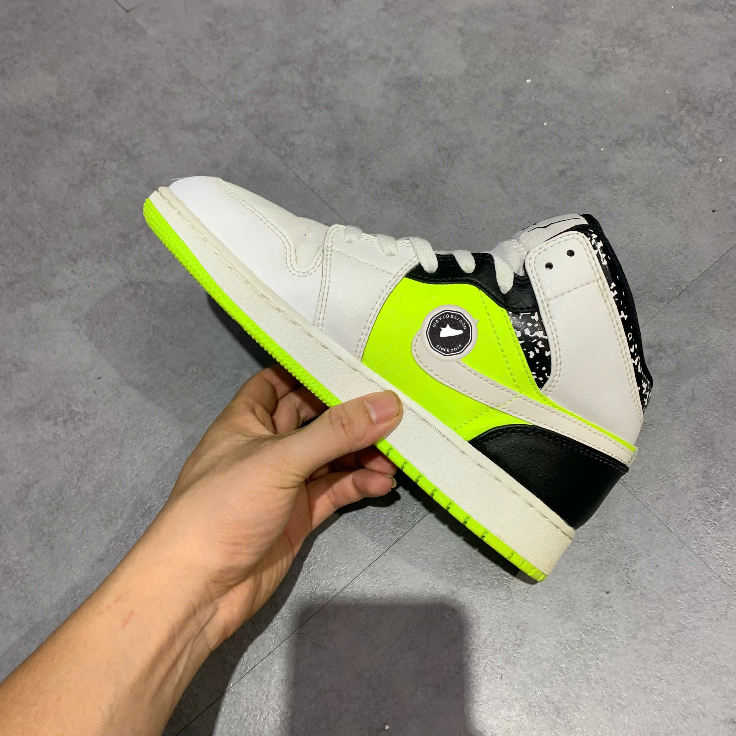 NIKE AIR JORDAN 1 MID ‘COMPOSITION NOTEBOOK’ – 554725-870 SIZE 38 GIÀY 2HAND CHÍNH HÃNG