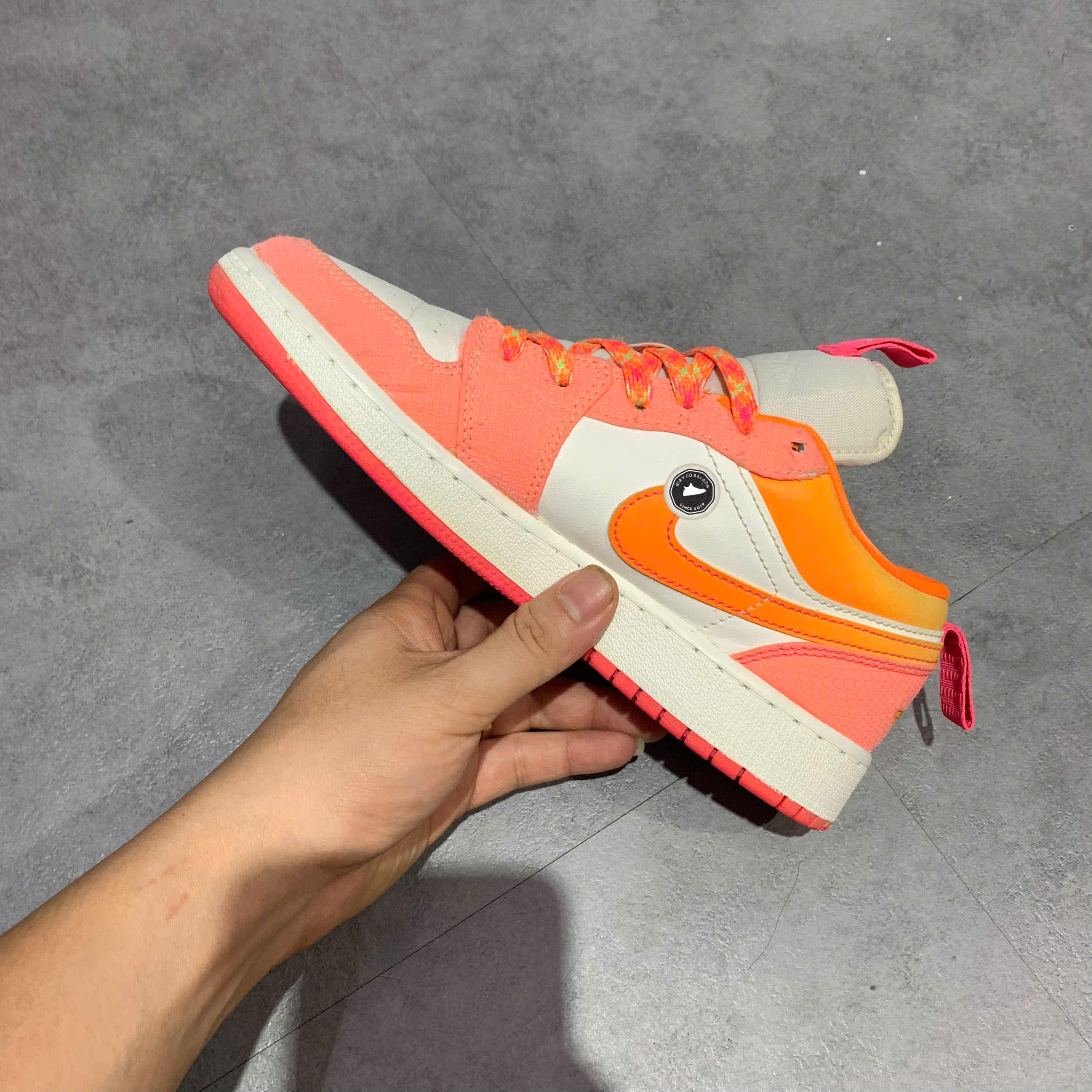 NIKE AIR JORDAN 1 MID SE GS “ORANGE SUEDE” - DJ0530 801 SIZE 37.5 GIÀY 2HAND CHÍNH HÃNG