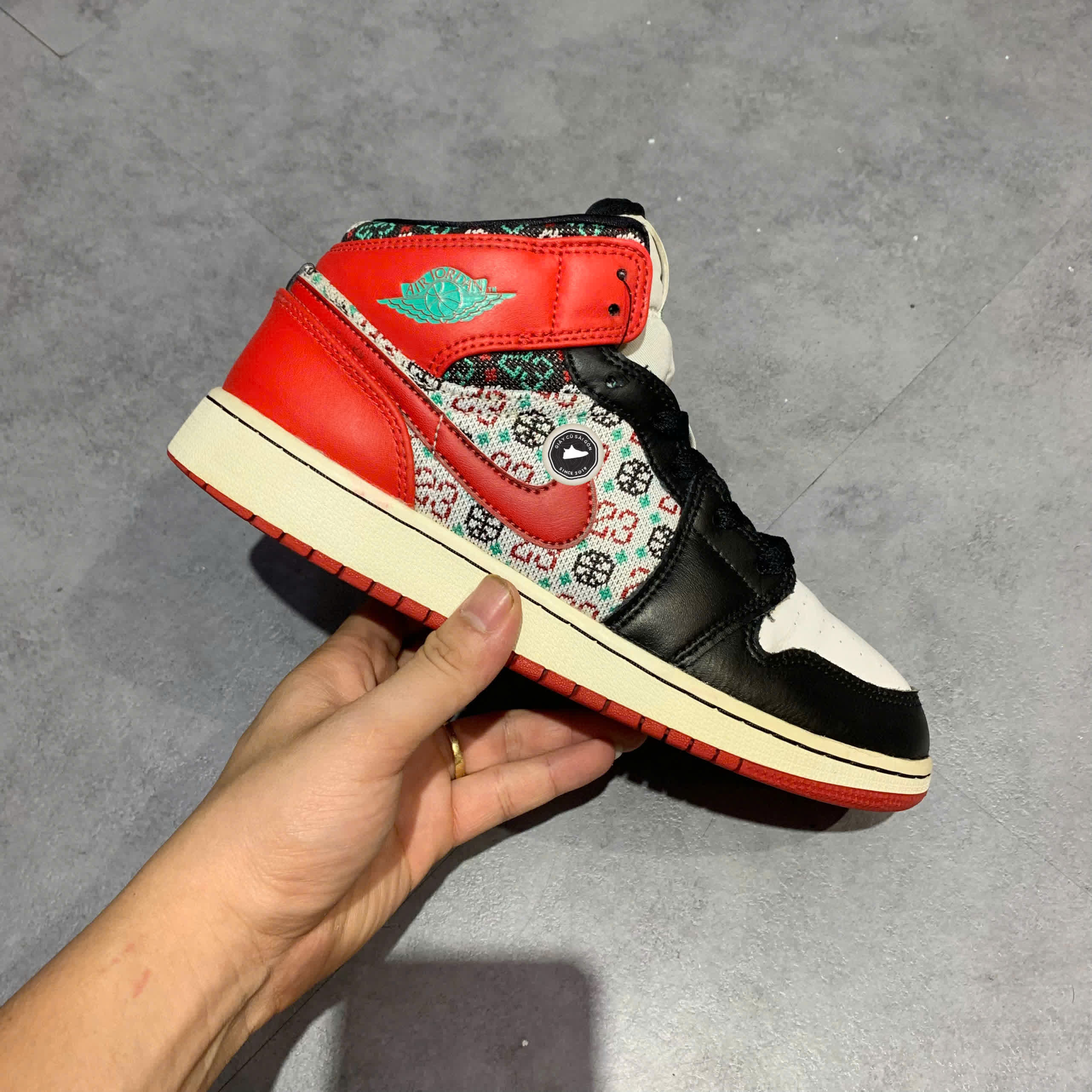 NIKE AIR JORDAN 1 MID SE “WHITE BLACK MULTI-COLOR” - DM1208 150 SIZE 39 GIÀY 2HAND CHÍNH HÃNG