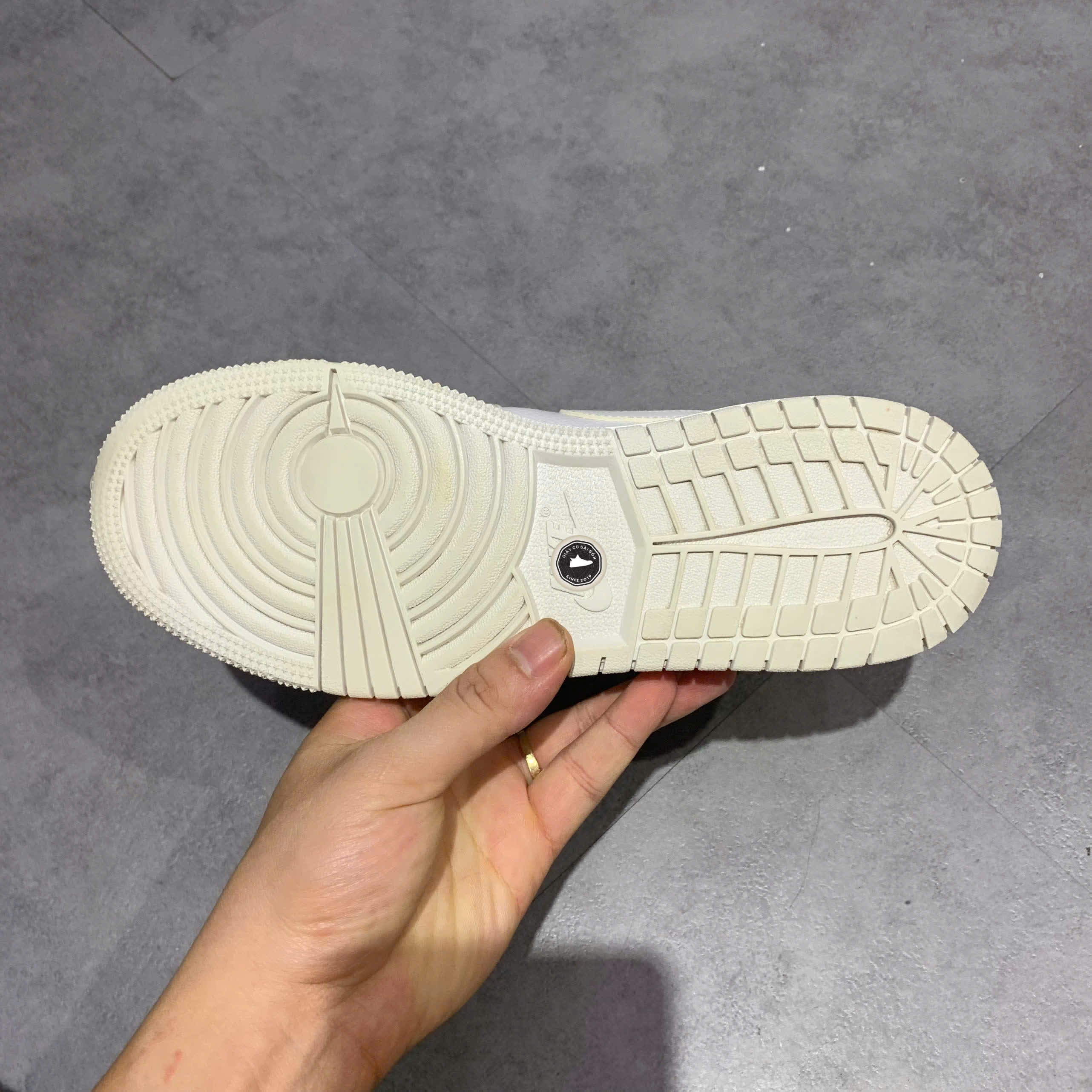 AIR JORDAN 1 MID 'TRIPLE WHITE' 554725-129 SIZE 38 GIÀY 2HAND CHÍNH HÃNG