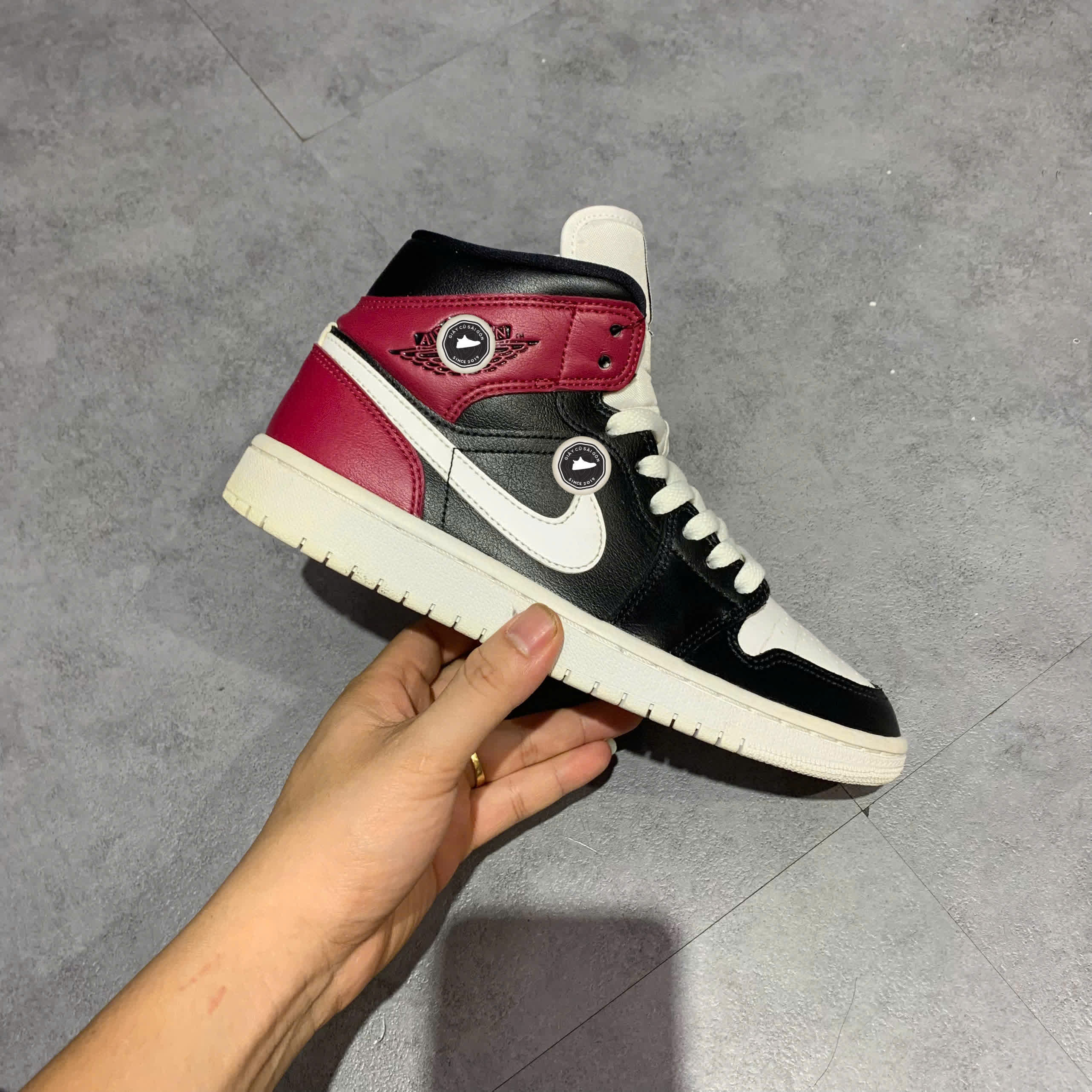 AIR JORDAN 1 MID 'NOBLE RED' BQ6472-016 SIZE 38 GIÀY 2HAND CHÍNH HÃNG