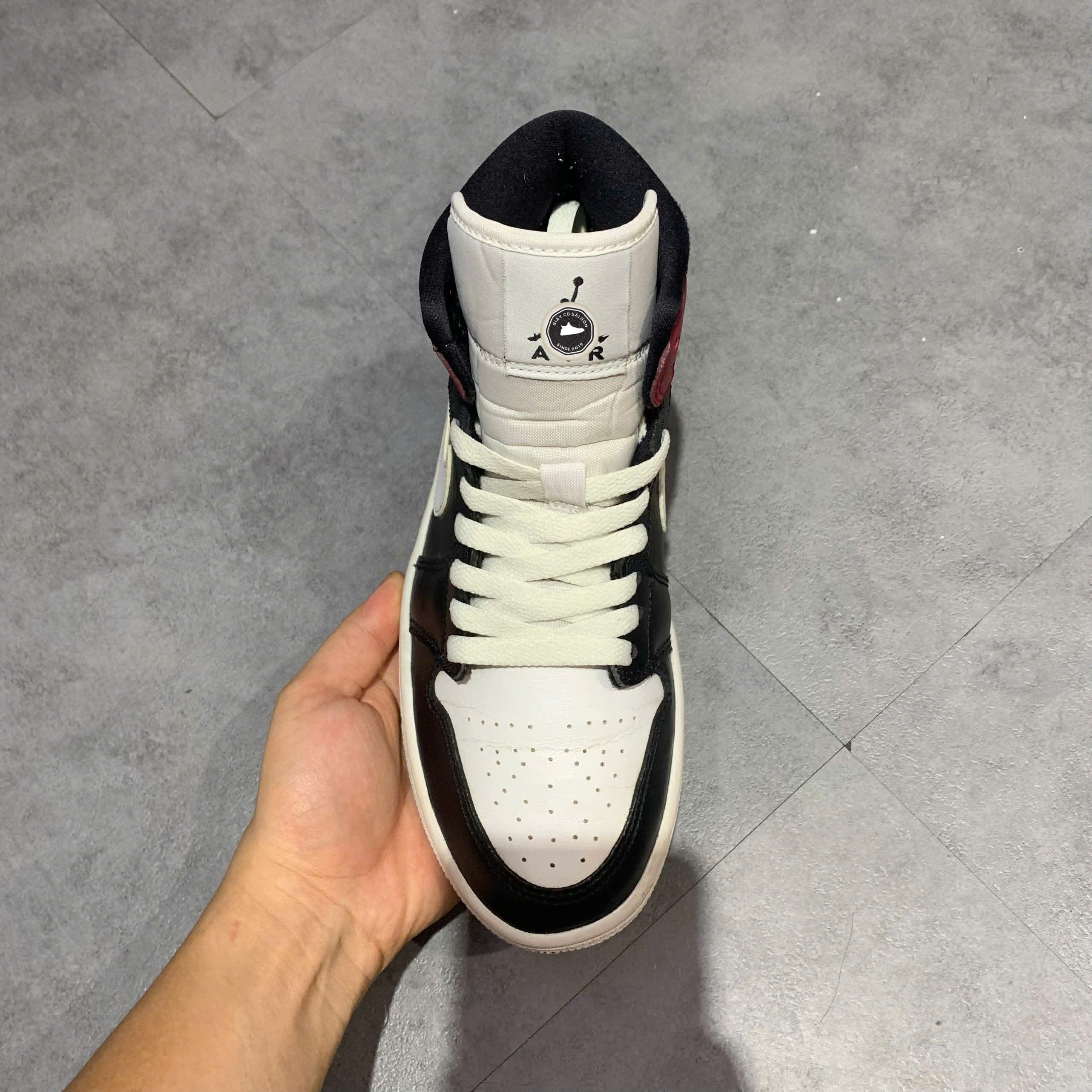 AIR JORDAN 1 MID 'NOBLE RED' BQ6472-016 SIZE 38 GIÀY 2HAND CHÍNH HÃNG