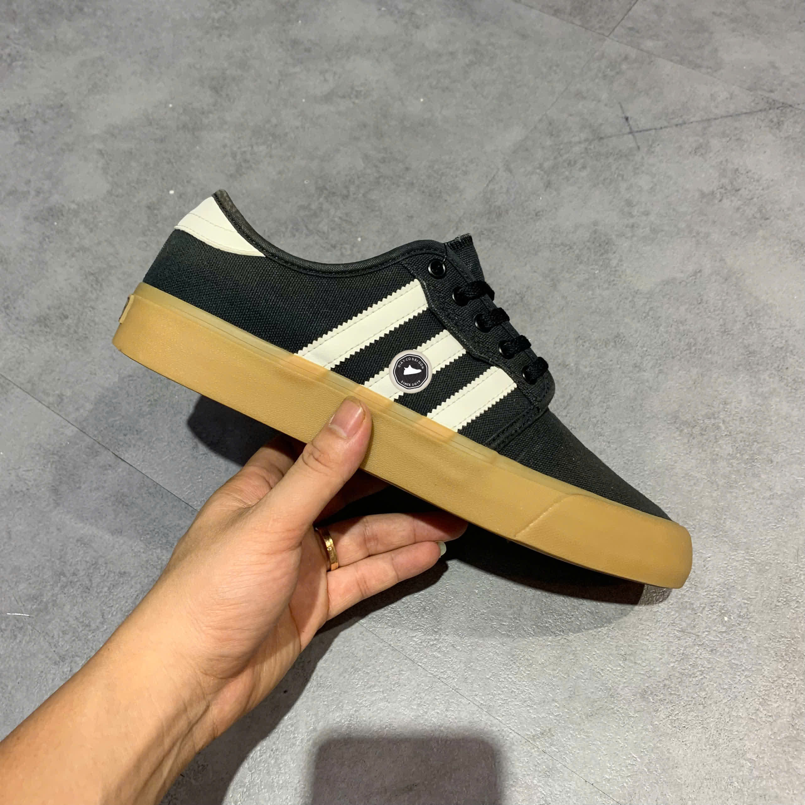 ADIDAS SEELEY XT 'BLACK GUM' GZ8567 SIZE 42 GIÀY 2HAND CHÍNH HÃNG