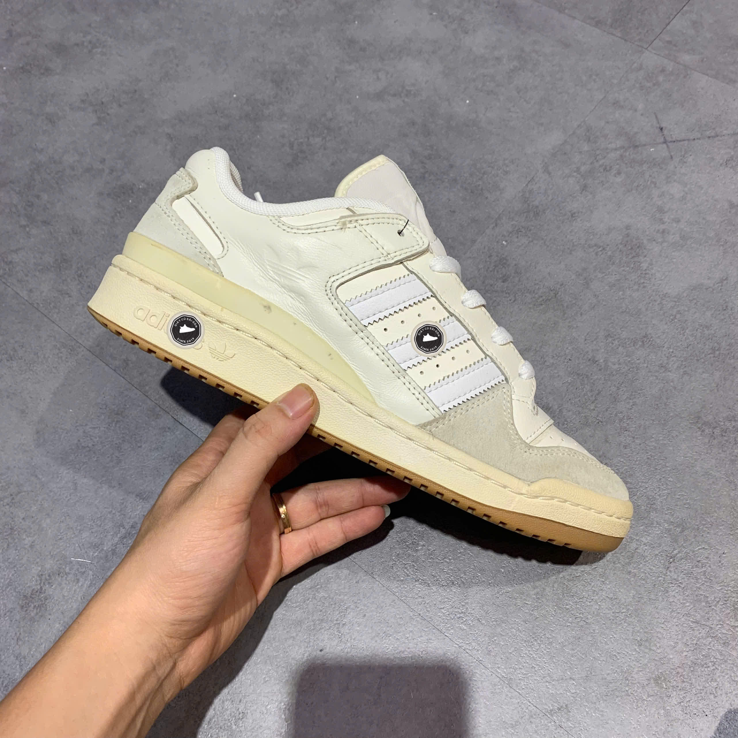 ADIDAS FORUM LOW CLASSIC 'CHALK WHITE GUM' ID6858 SIZE 42 GIÀY 2HAND CHÍNH HÃNG