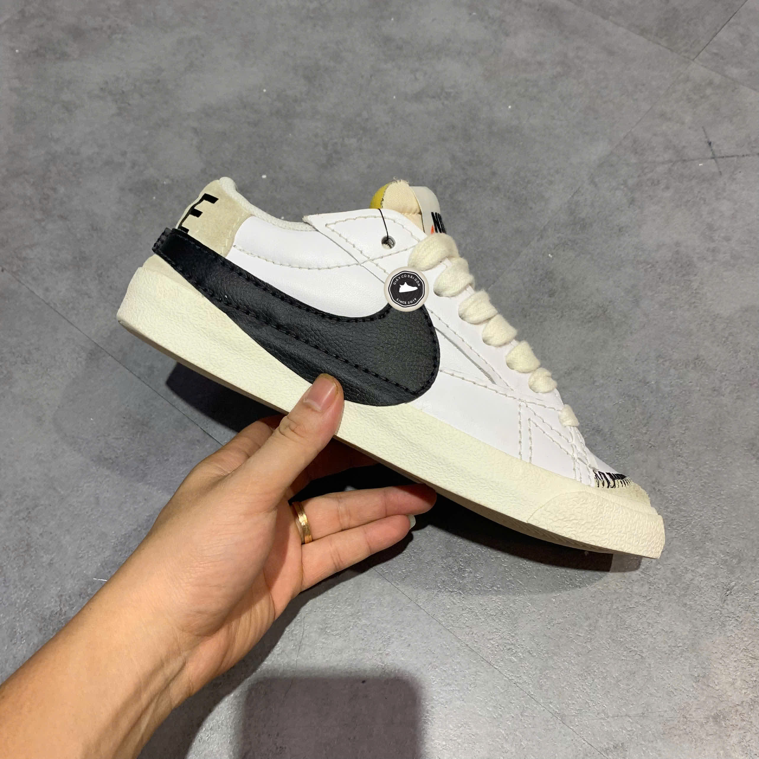 NIKE BLAZER LOW PLATFORM – DN2158 101 SIZE 42.5 GIÀY 2HAND CHÍNH HÃNG