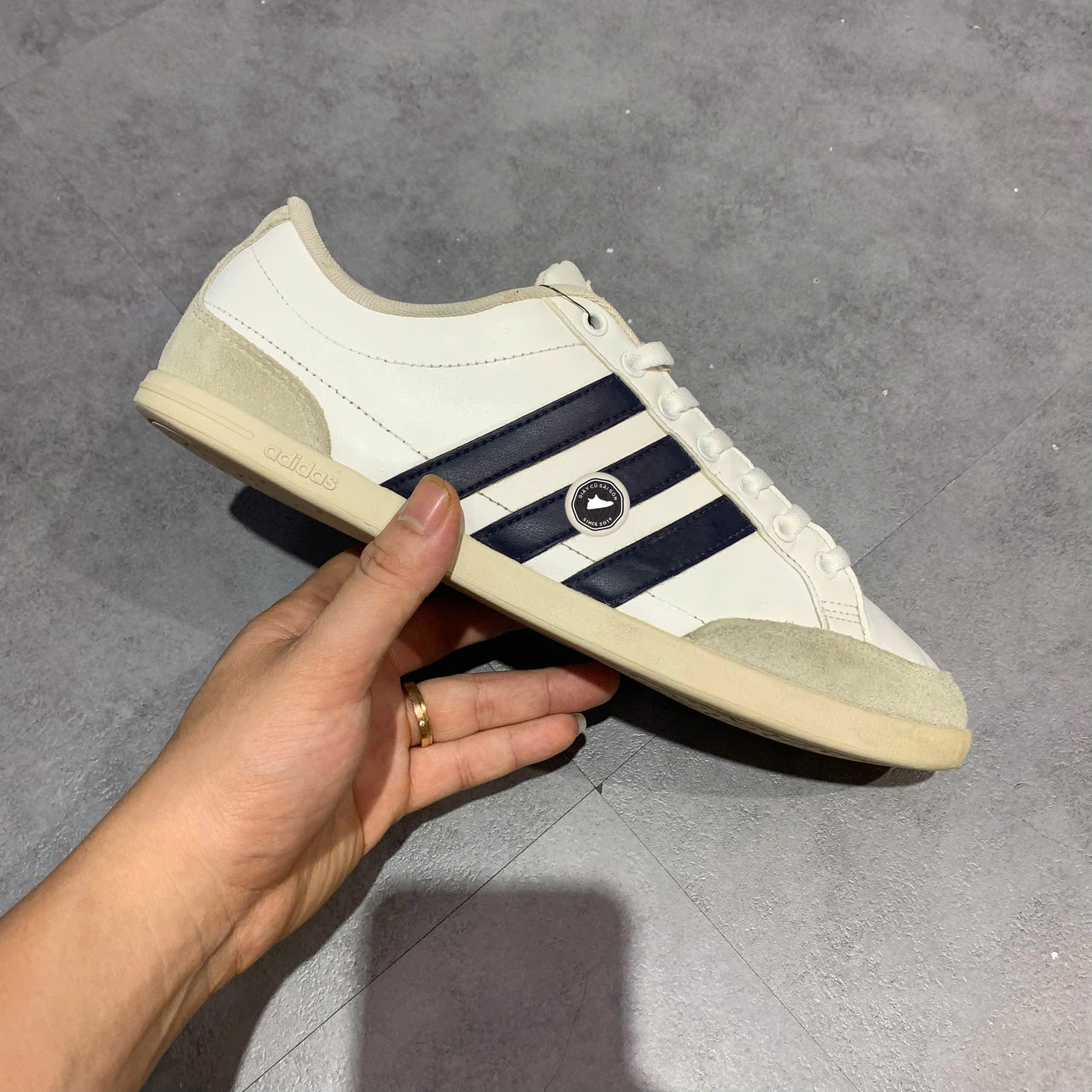 ADIDAS CAFLAIRE 'WHITE GREY BLACK' EE7599 SIZE 42 2/3 GIÀY 2HAND CHÍNH HÃNG