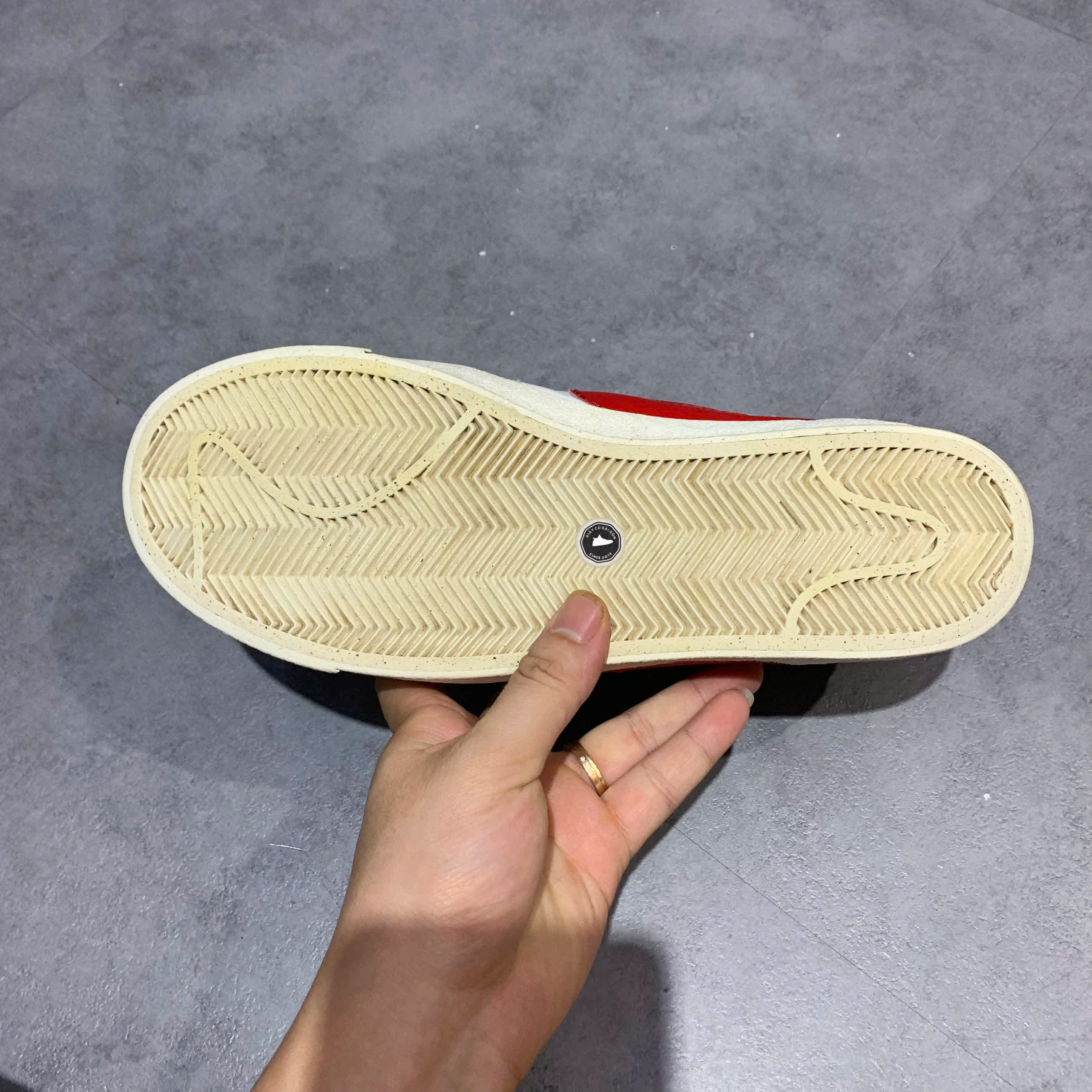 NIKE BLAZER LOW 77 JUMBO GREY RED SIZE 42 GIÀY 2HAND CHÍNH HÃNG