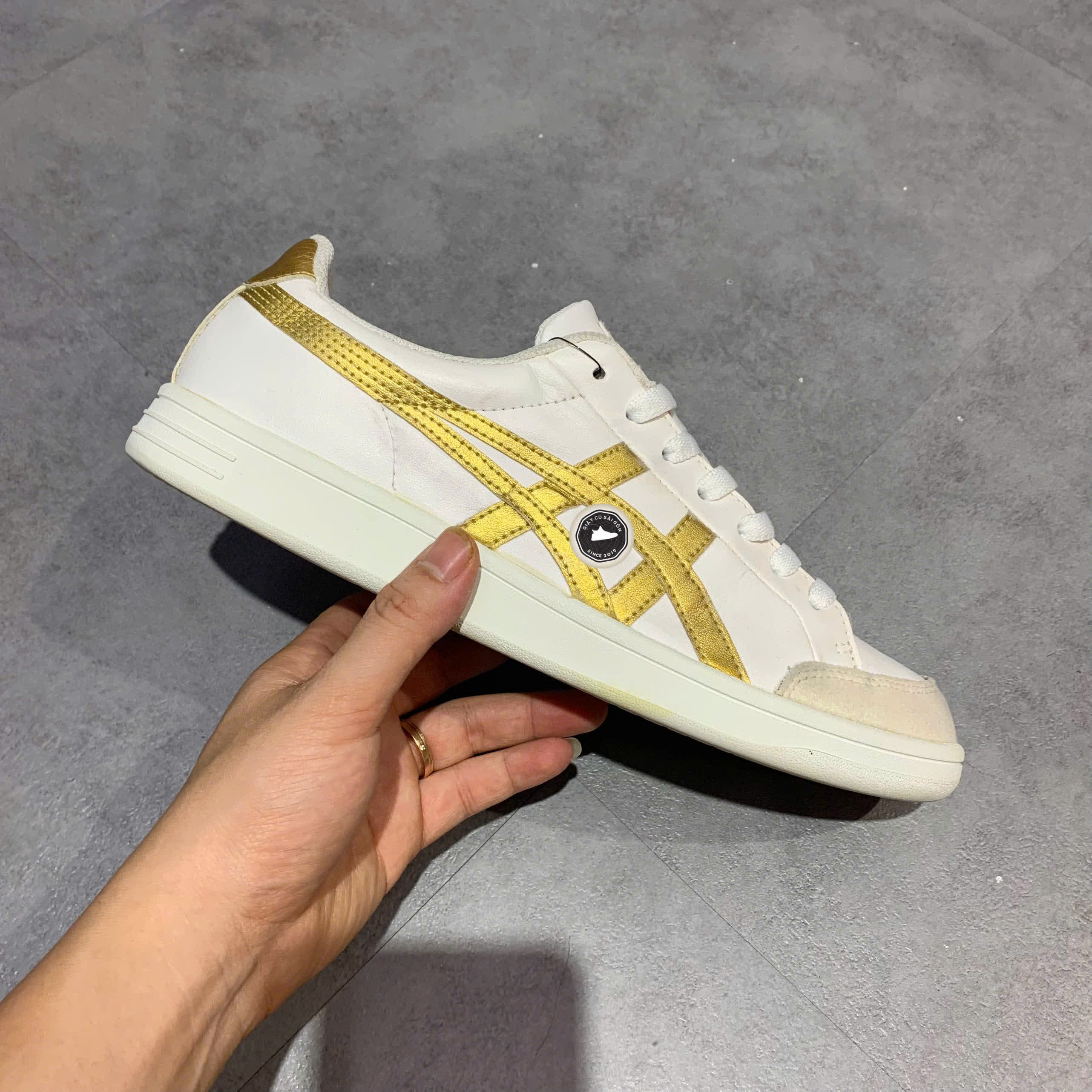 ONITSUKA TIGER ORIGINAL “WHITE GOLD” – 1183A506 SIZE 42.5 GIÀY 2HAND CHÍNH HÃNG