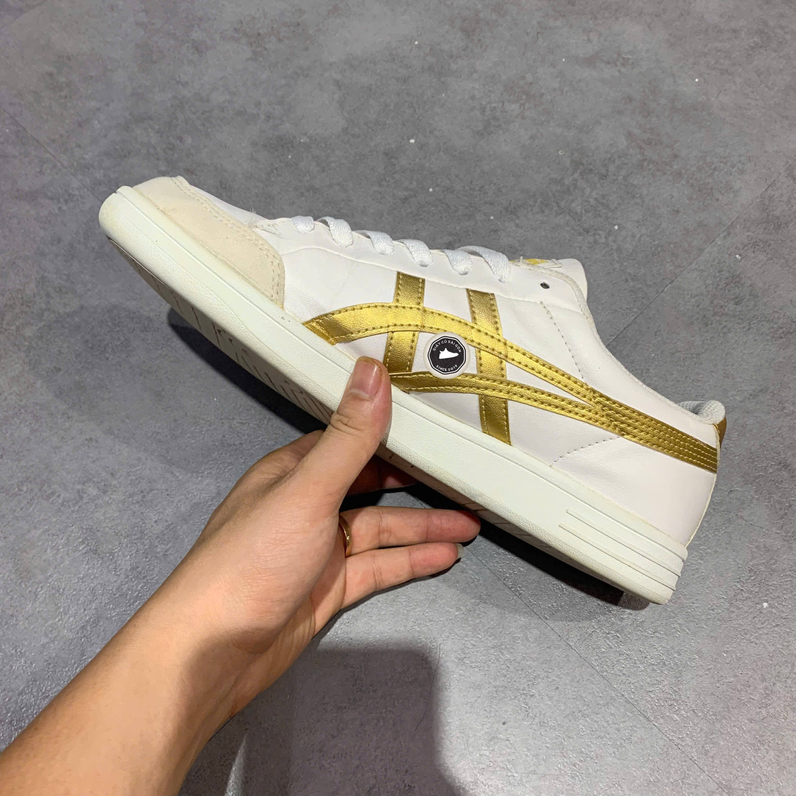 ONITSUKA TIGER ORIGINAL “WHITE GOLD” – 1183A506 SIZE 42.5 GIÀY 2HAND CHÍNH HÃNG