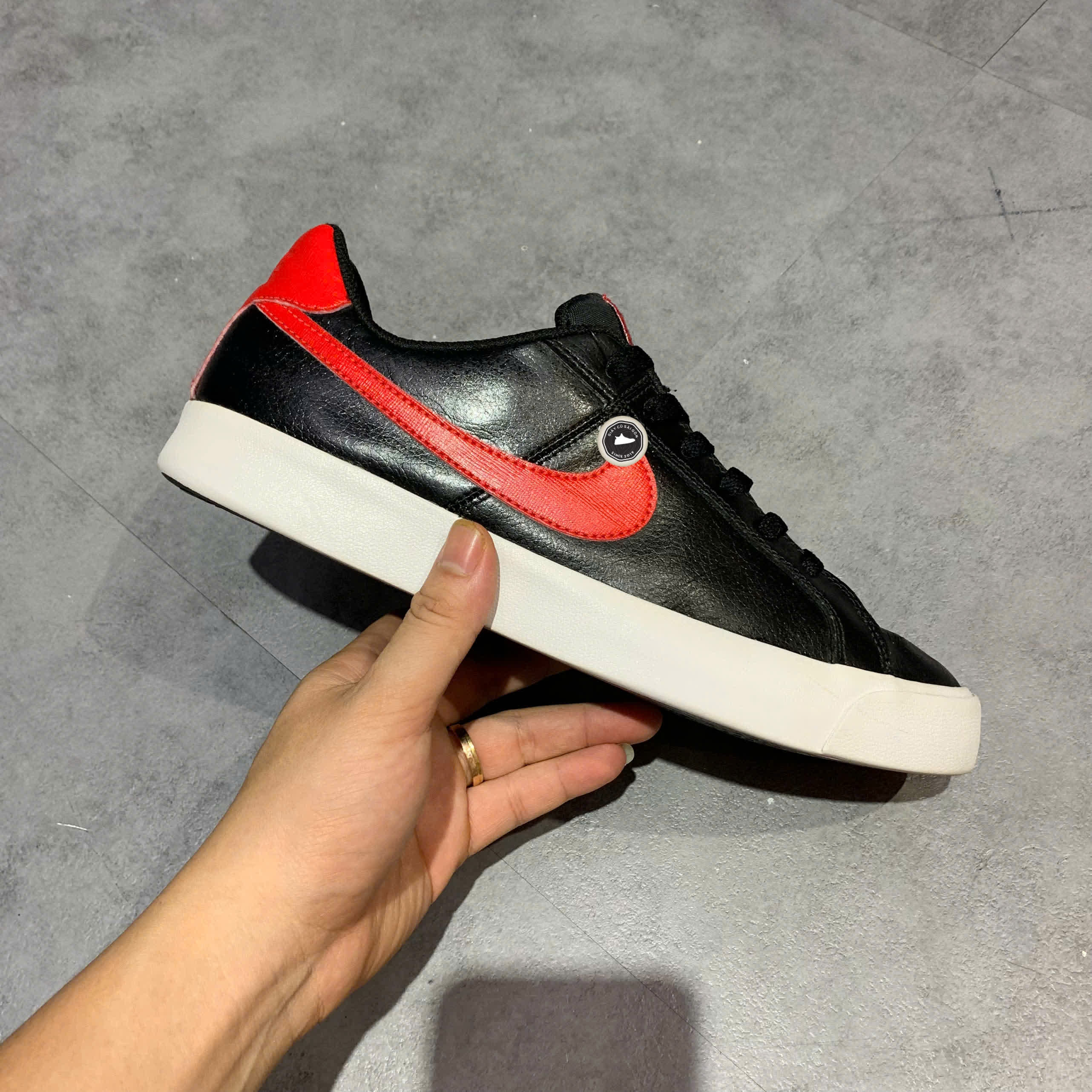 NIKE COURT ROYALE AC 'UNIVERSITY RED' BQ4222-004 SIZE 42 GIÀY 2HAND CHÍNH HÃNG