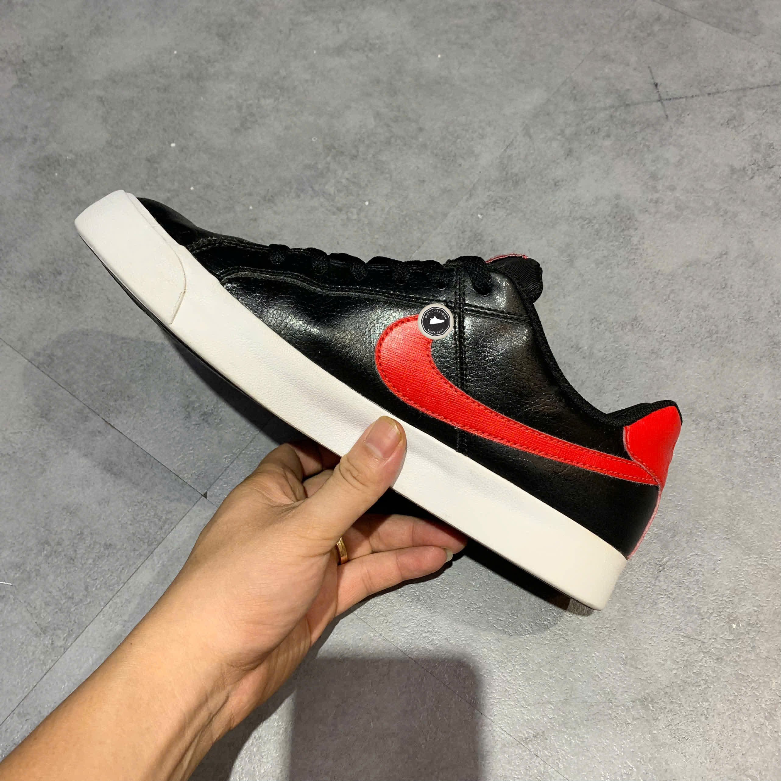 NIKE COURT ROYALE AC 'UNIVERSITY RED' BQ4222-004 SIZE 42 GIÀY 2HAND CHÍNH HÃNG