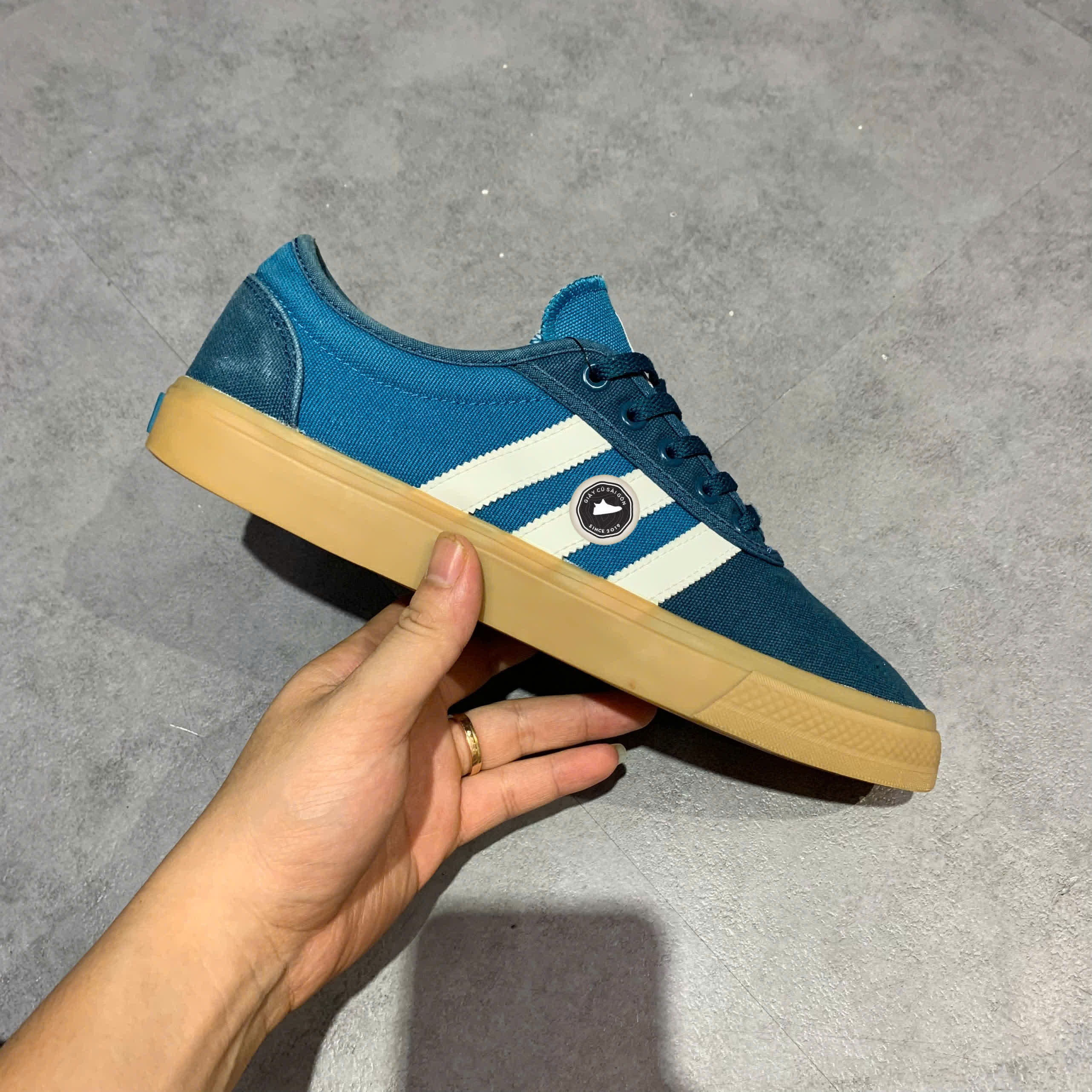 ADIDAS ADIEASE – EE6121 SIZE 42 2/3 GIÀY 2HAND CHÍNH HÃNG