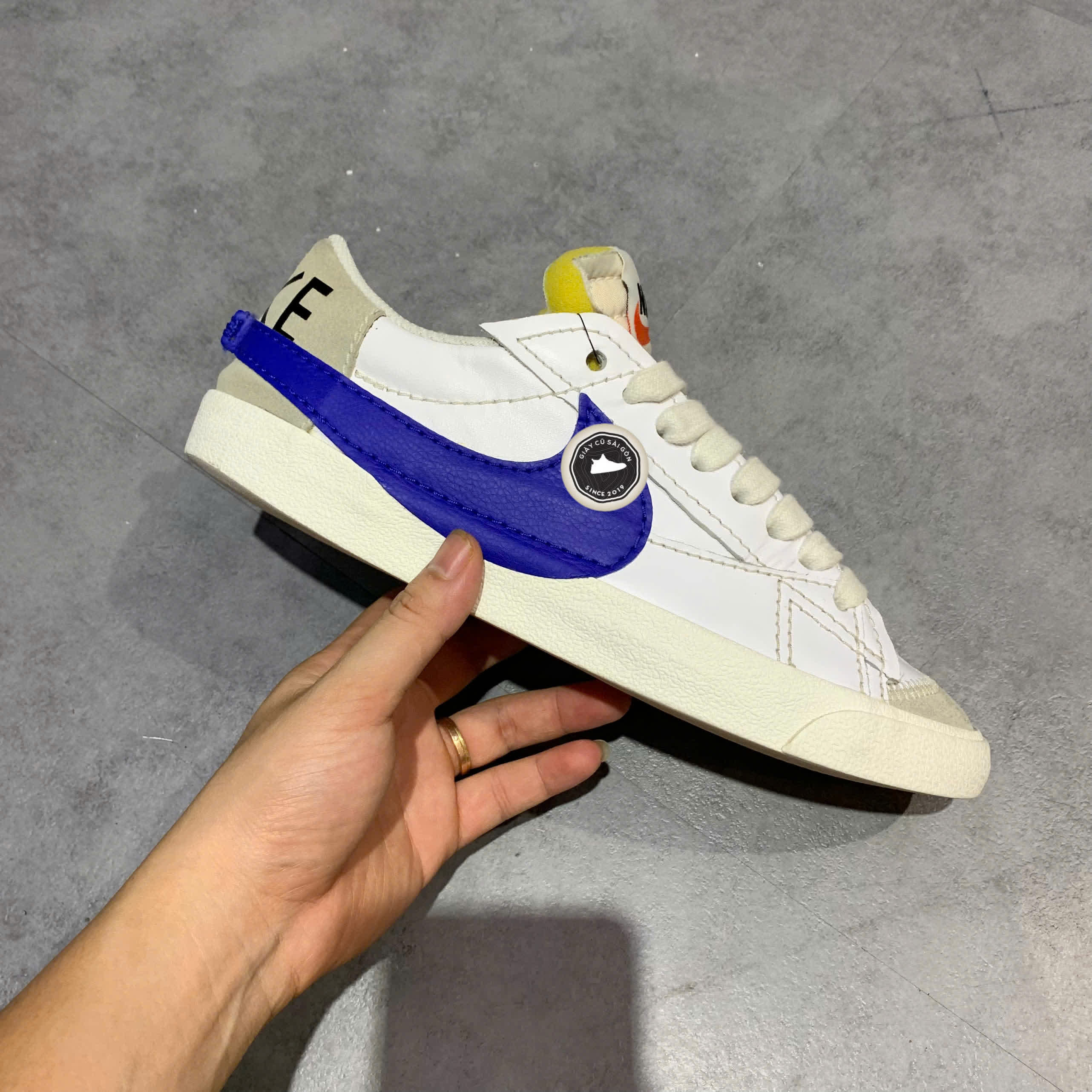 NIKE BLAZER LOW 77 JUMBO WHITE OLD ROYAL – DQ8768 100 SIZE 43 GIÀY 2HAND CHÍNH HÃNG