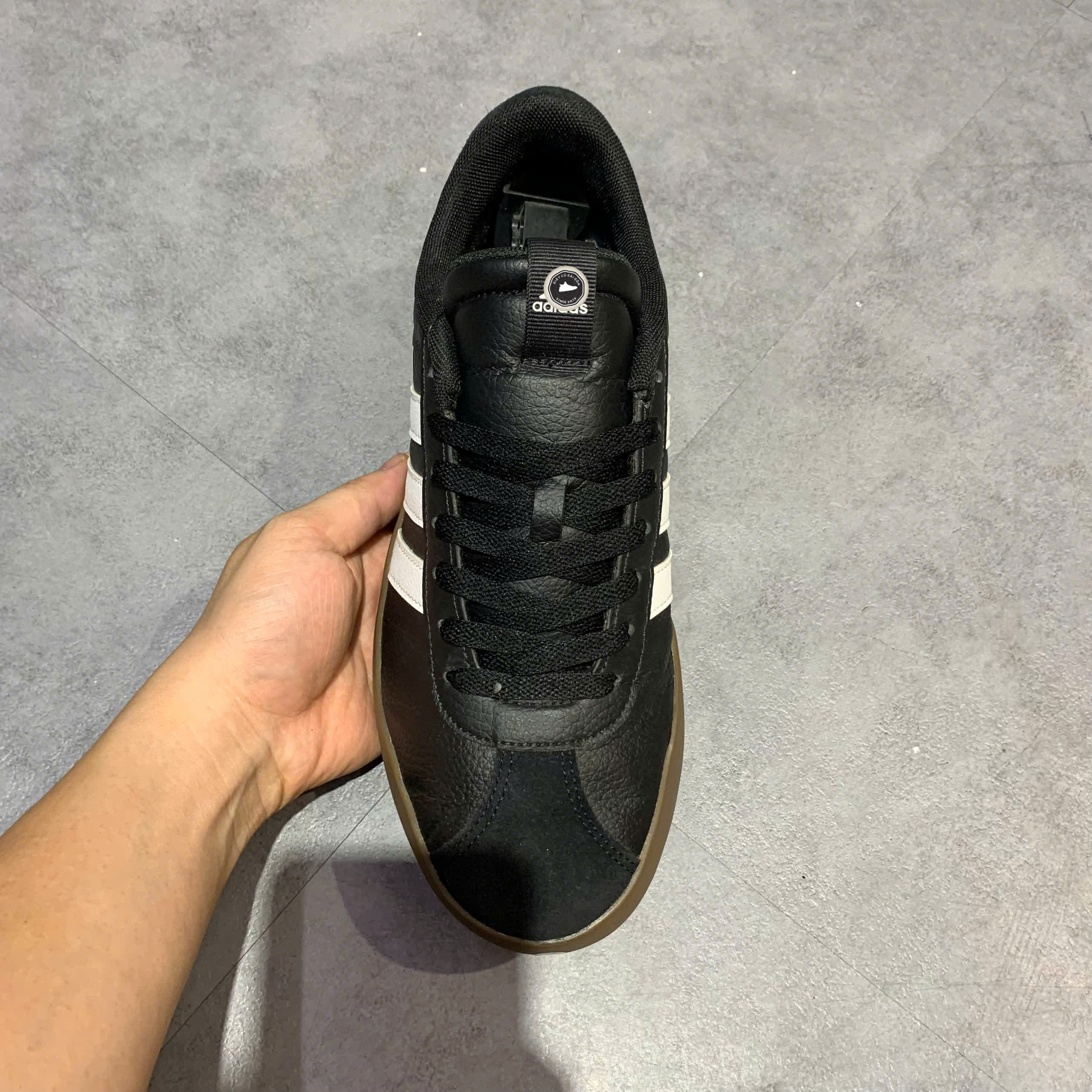 ADIDAS VL COURT 3.0 ‘BLACK WHITE GUM’ ID6286 SIZE 42 GIÀY 2HAND CHÍNH HÃNG