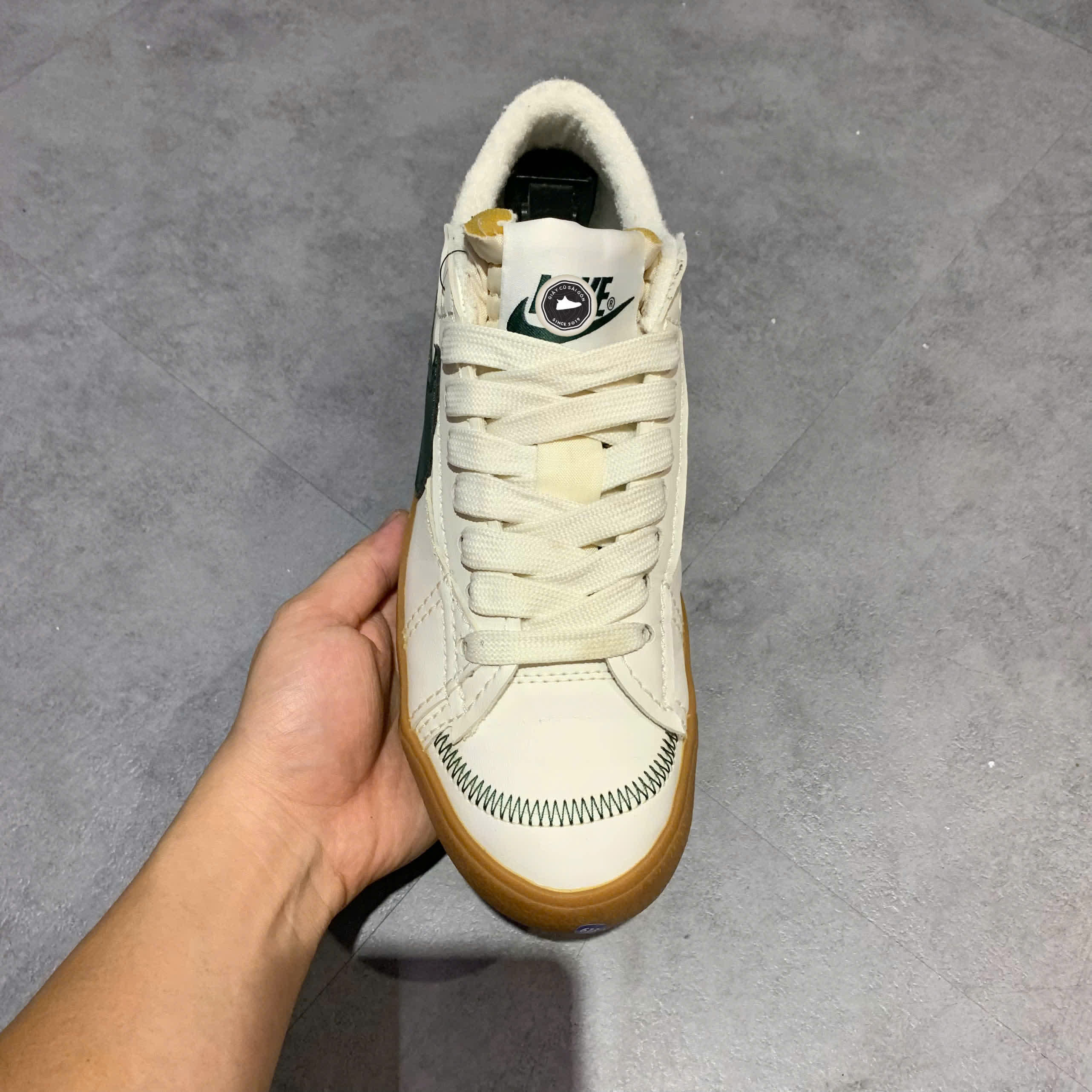NIKE BLAZER LOW '77 JUMBO SAIL PRO GREEN GUM' DR9865 101 SIZE 42 GIÀY 2HAND CHÍNH HÃNG
