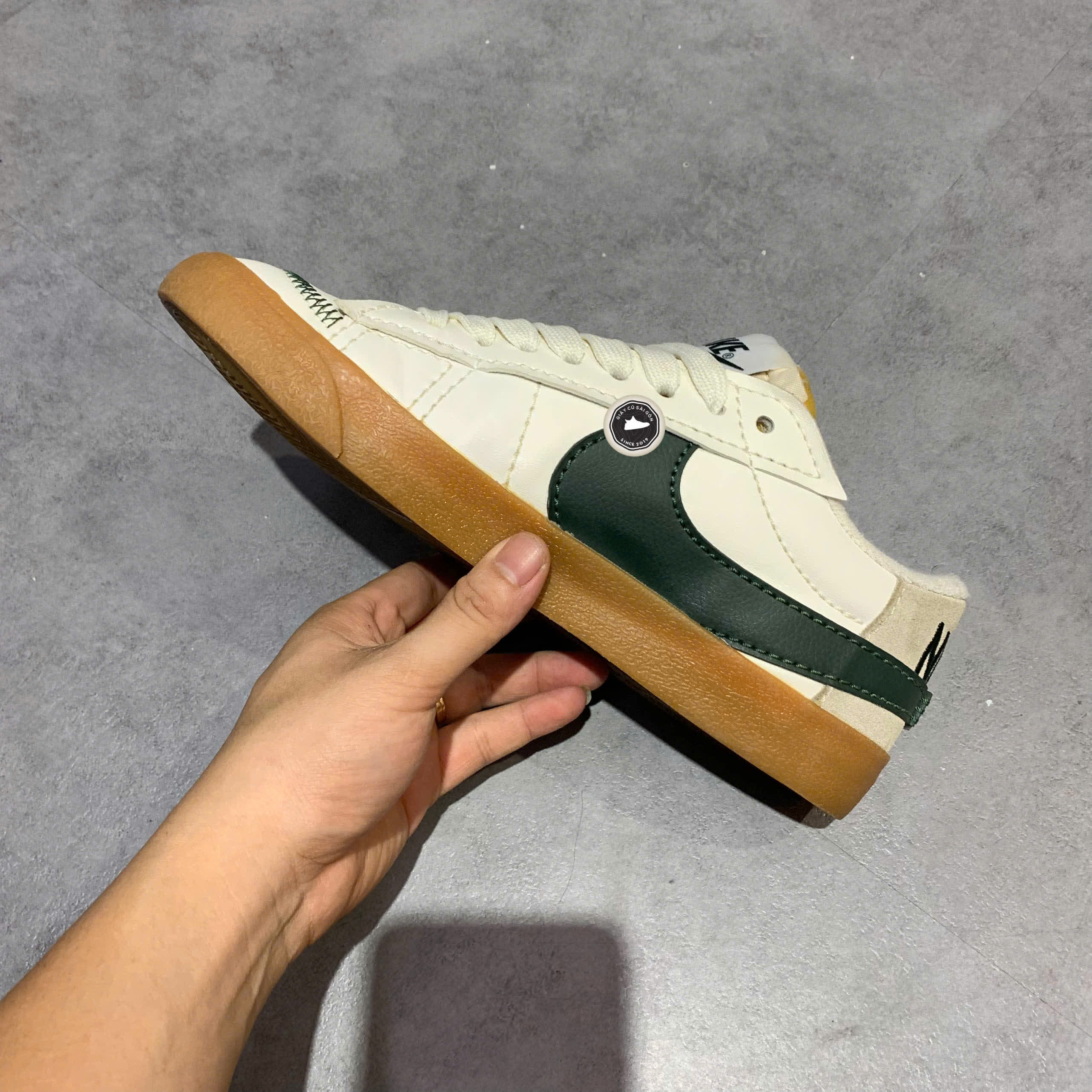 NIKE BLAZER LOW '77 JUMBO SAIL PRO GREEN GUM' DR9865 101 SIZE 42 GIÀY 2HAND CHÍNH HÃNG