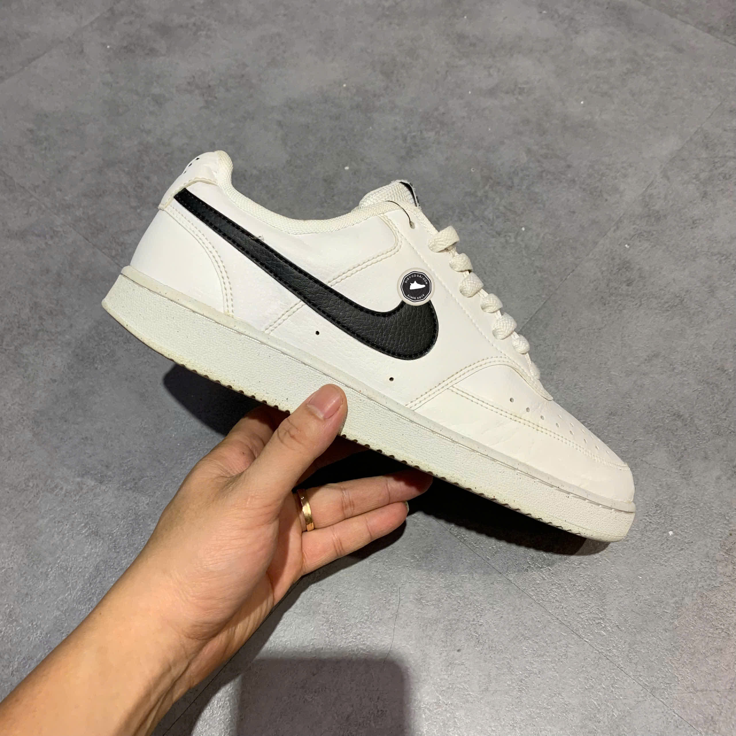 NIKE COURT VISION LOW NEXT NATURE WHITE/WHITE/BLACK DH2987 101 SIZE 42 GIÀY 2HAND CHÍNH HÃNG