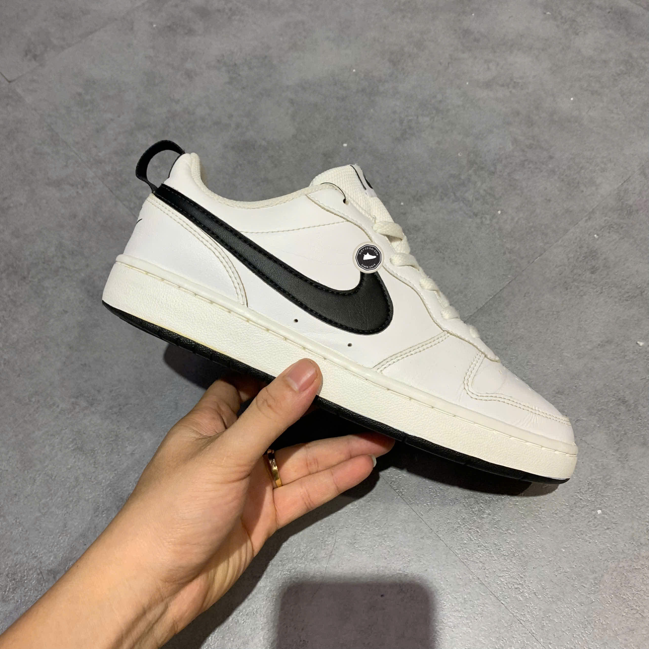 NIKE COURT BOROUGH LOW 2 (GS) WHITE/BLACK BQ5448-104 SIZE 40 GIÀY 2HAND CHÍNH HÃNG