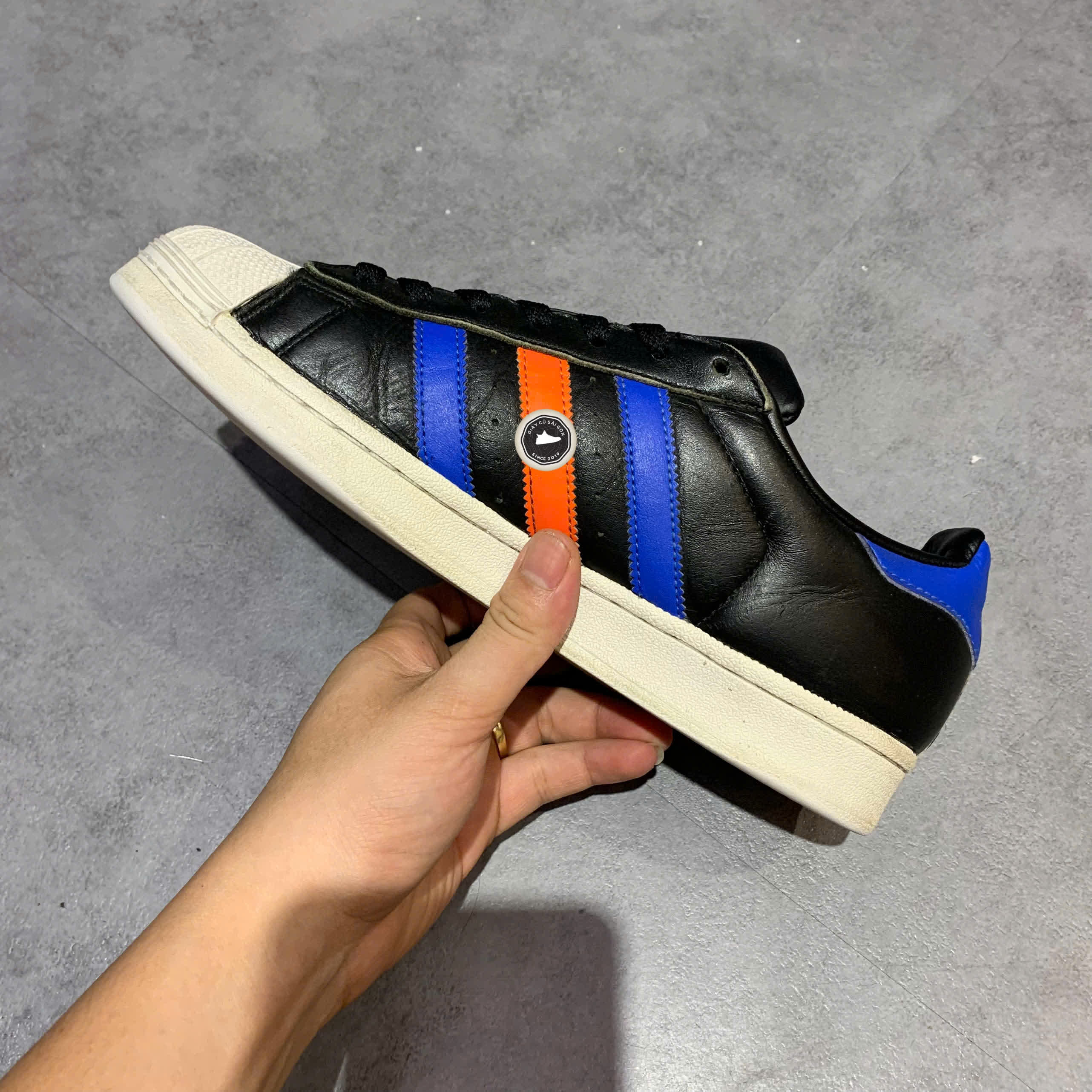 ADIDAS SUPERSTAR BLACK BLUE RED 40 2/3 GIÀY 2HAND CHÍNH HÃNG