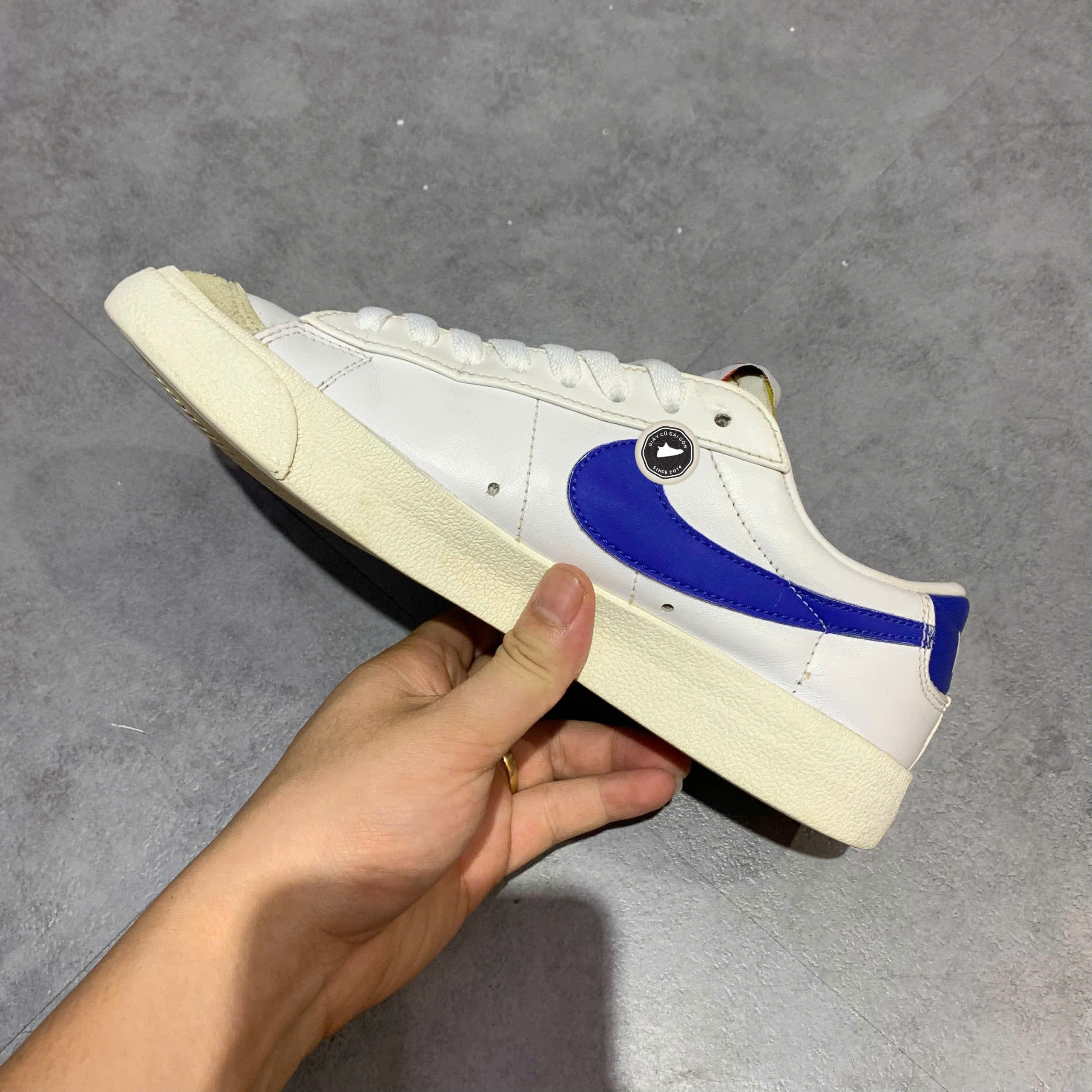 NIKE BLAZER LOW '77 VINTAGE WHITE HYPER ROYAL DA6364-103 SIZE 40 GIÀY 2HAND CHÍNH HÃNG