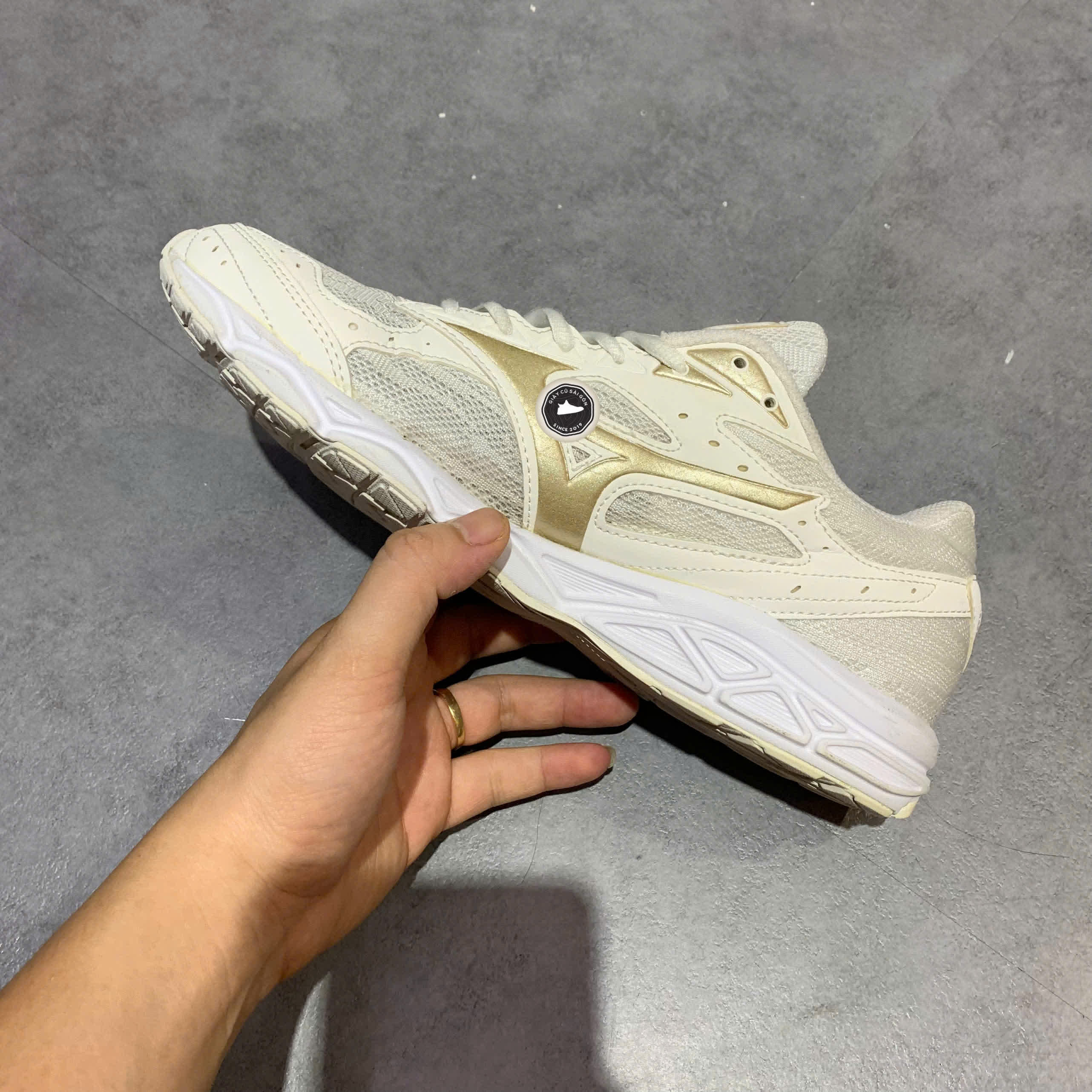 MIZUNO SPARK 3 'WHITE/GOLDEN' K1GR180321 SIZE 40.5 GIÀY 2HAND CHÍNH HÃNG