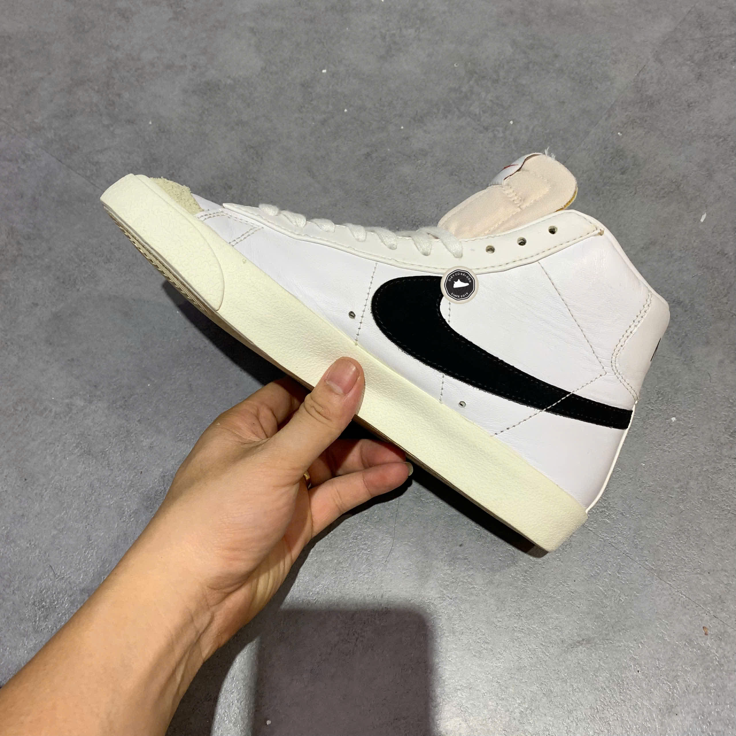 NIKE BLAZER MID '77 VINTAGE 'WHITE BLACK' BQ6806-100 SIZE 40 GIÀY 2HAND CHÍNH HÃNG