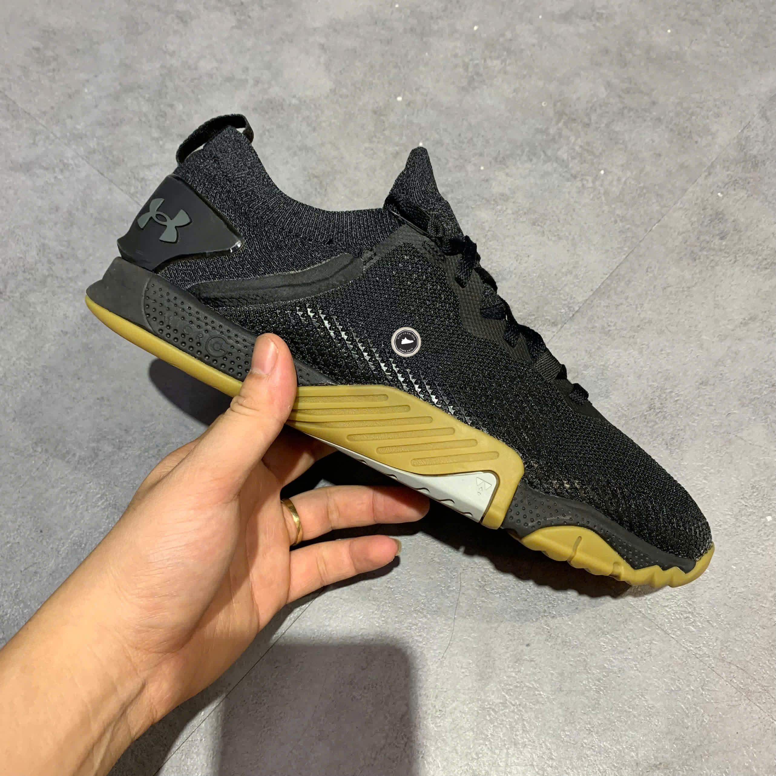 UNDER ARMOUR TRIBASE REIGN 3 'BLACK GUM' 3023698-001 SIZE 41 – GIÀY 2HAND CHÍNH HÃNG