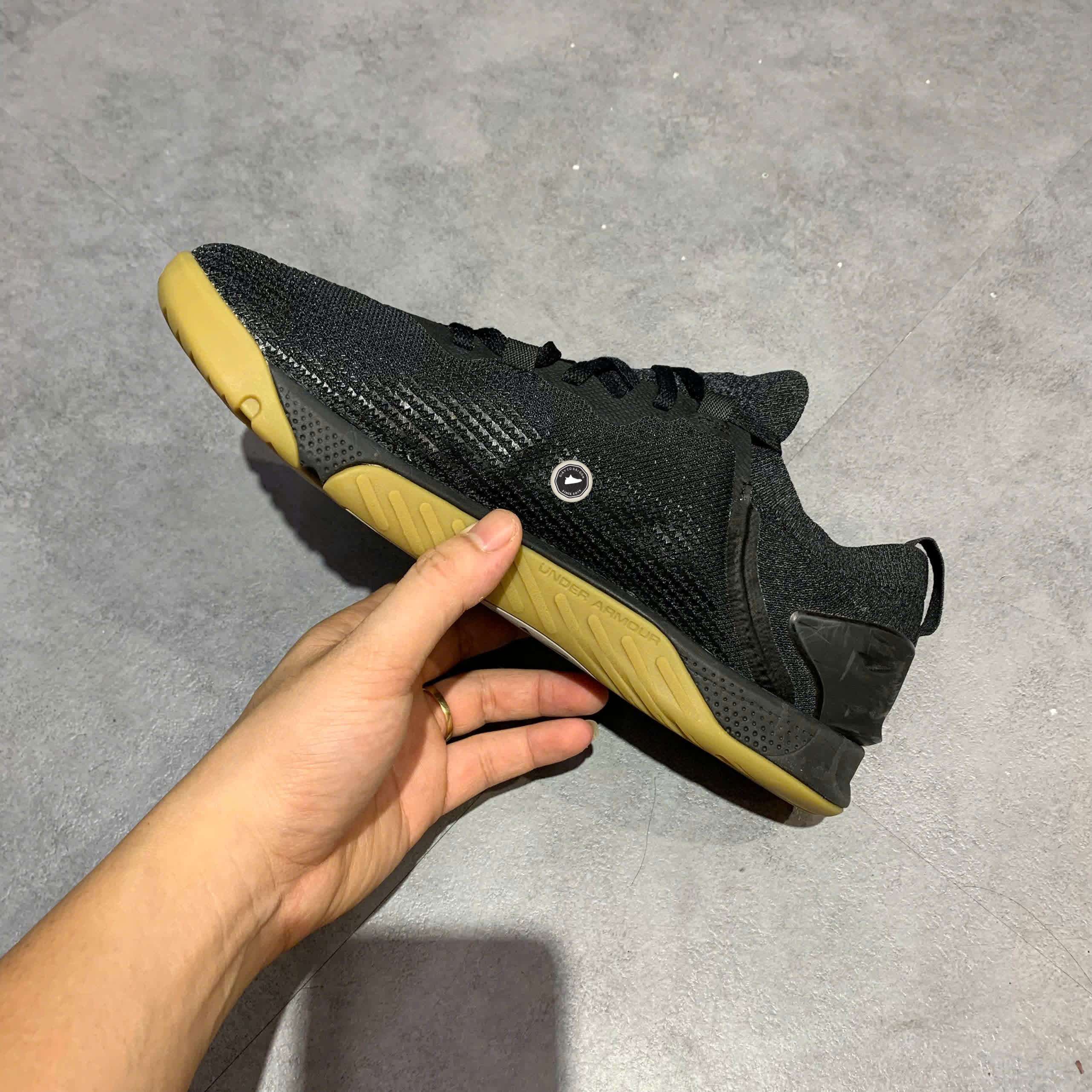 UNDER ARMOUR TRIBASE REIGN 3 'BLACK GUM' 3023698-001 SIZE 41 – GIÀY 2HAND CHÍNH HÃNG