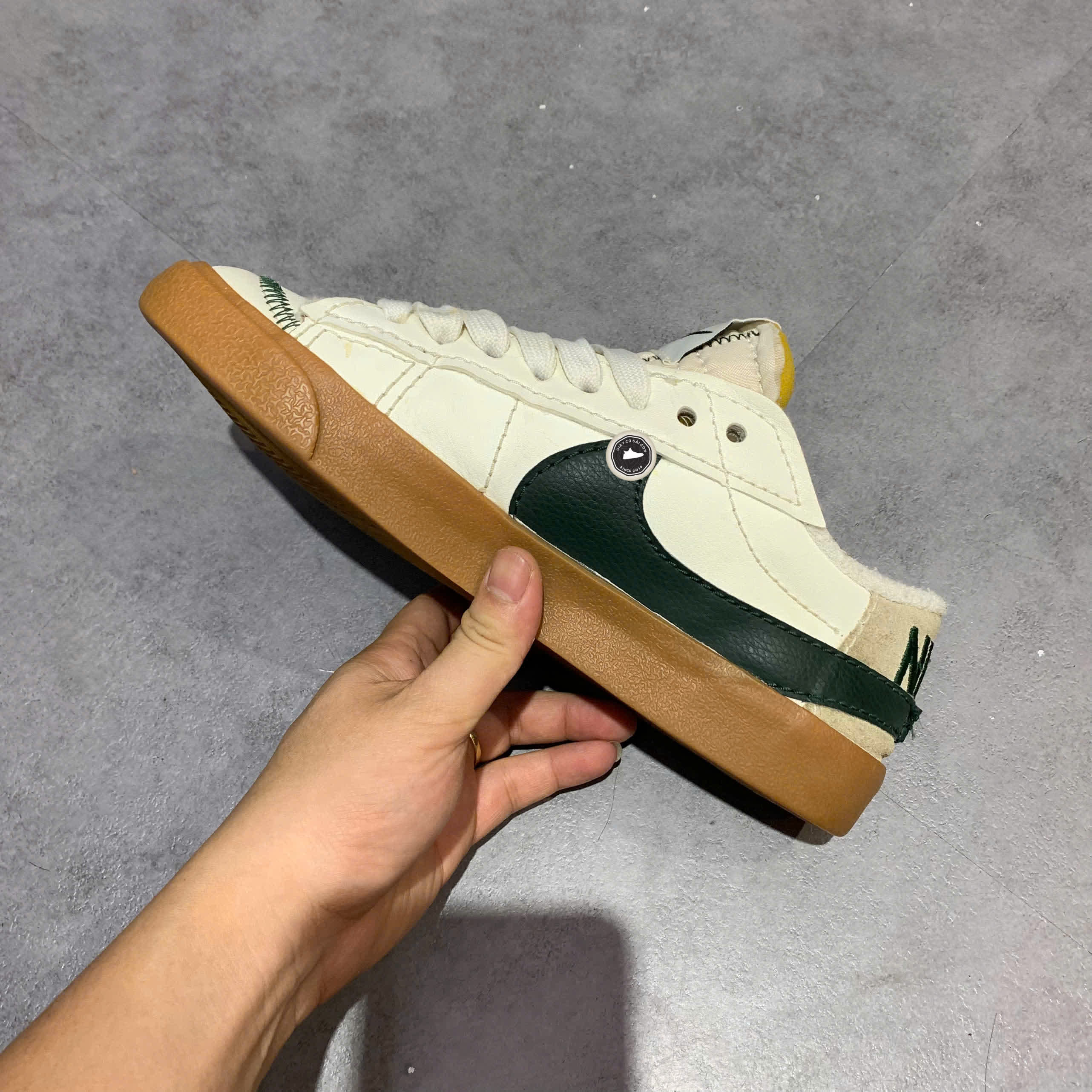 NIKE BLAZER LOW '77 JUMBO SAIL PRO GREEN GUM DR9865-101 SIZE 41 GIÀY 2HAND