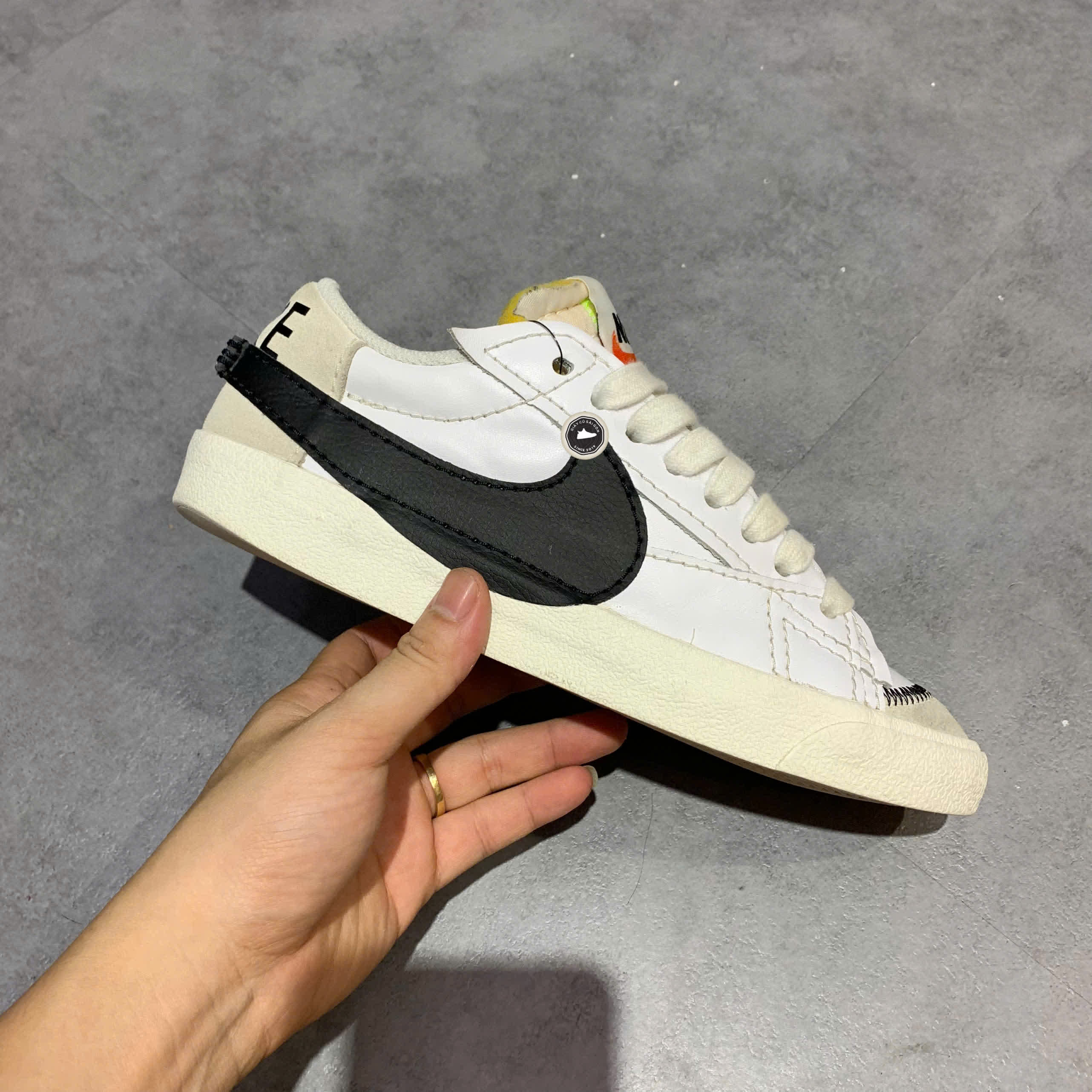 NIKE BLAZER LOW '77 JUMBO 'WHITE ALPHA ORANGE GREY FOG' DN2158-101 SIZE 41 GIÀY 2HAND