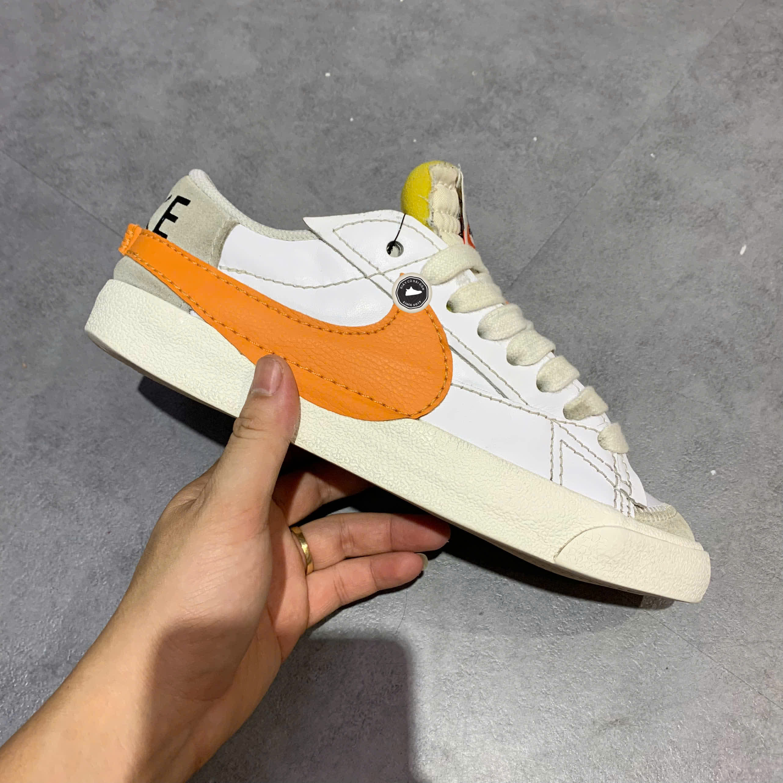 NIKE BLAZER LOW '77 JUMBO WHITE/ALPHA ORANGE GREY FOG DN2158-100 SIZE 41 GIÀY 2HAND