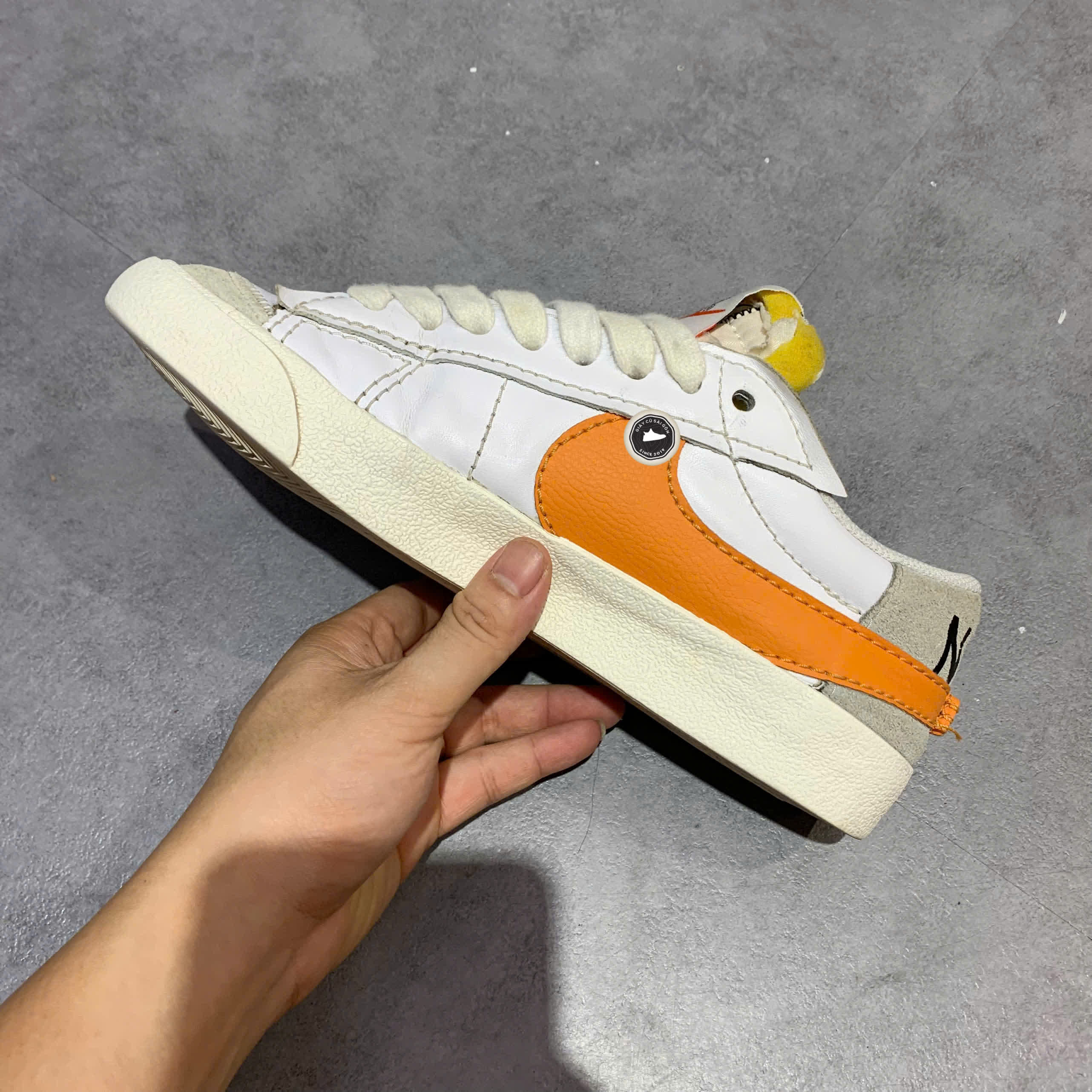 NIKE BLAZER LOW '77 JUMBO WHITE/ALPHA ORANGE GREY FOG DN2158-100 SIZE 41 GIÀY 2HAND