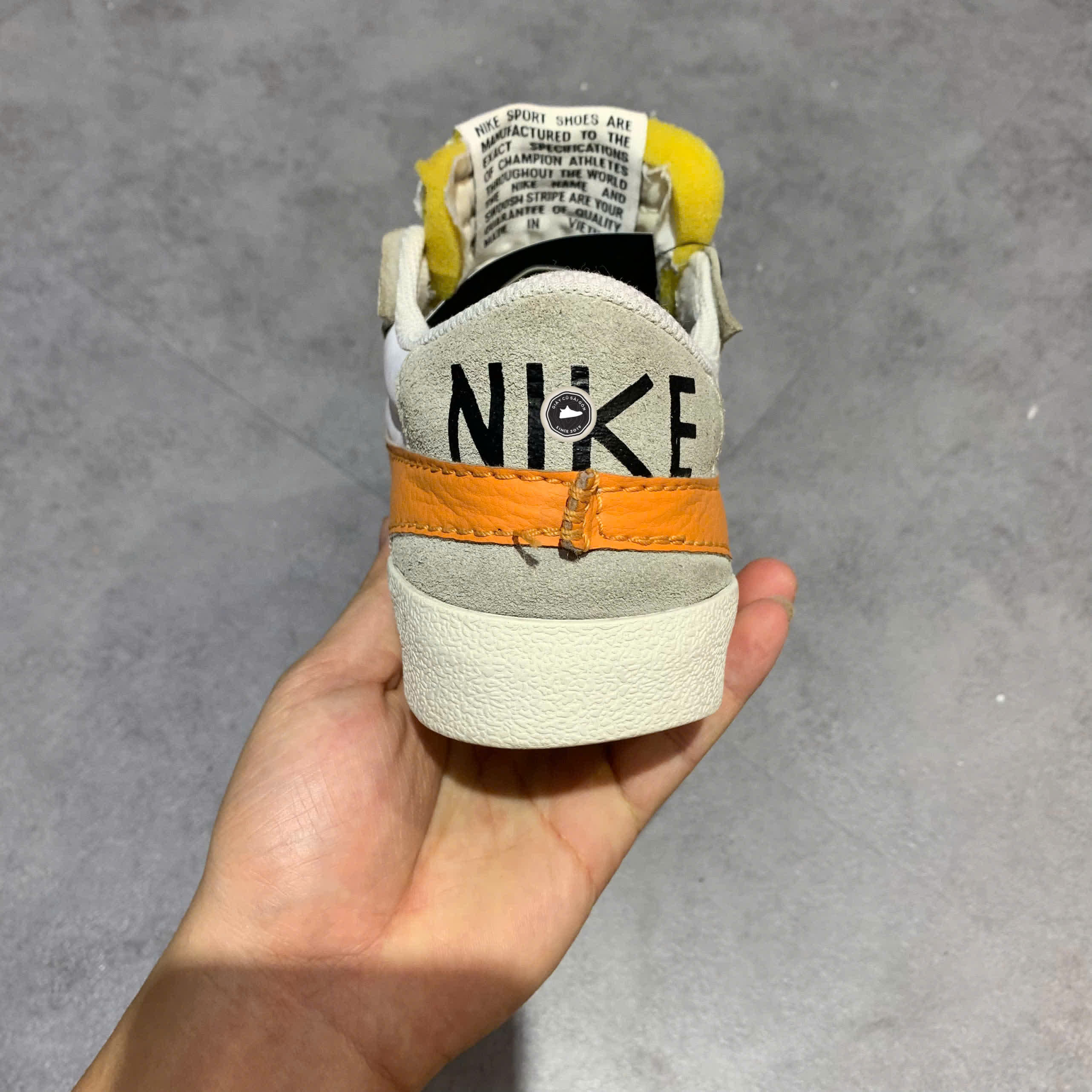 NIKE BLAZER LOW '77 JUMBO WHITE/ALPHA ORANGE GREY FOG DN2158-100 SIZE 41 GIÀY 2HAND