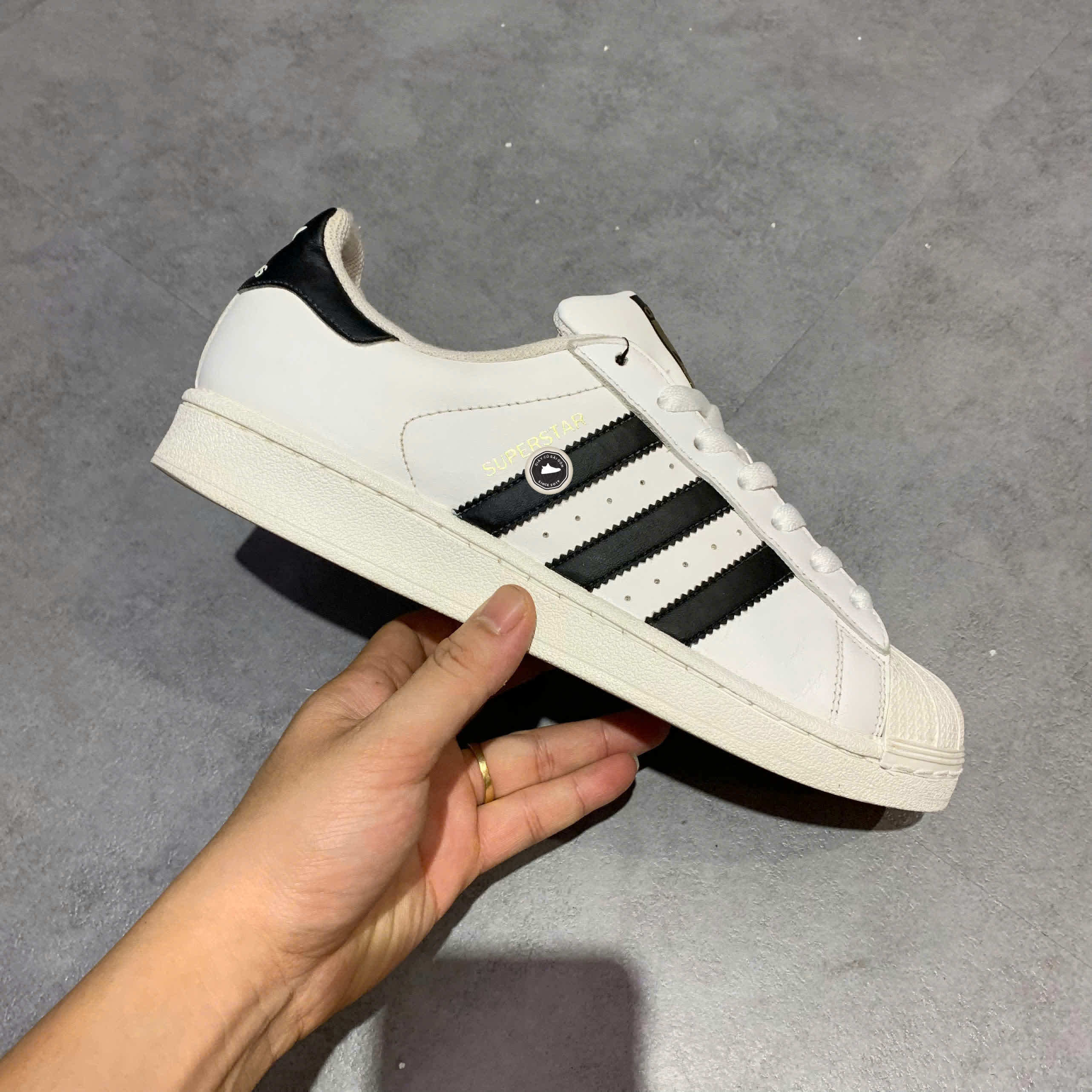 ADIDAS SUPERSTAR WHITE BLACK C77124 SIZE 41 1/3 GIÀY 2HAND CHÍNH HÃNG