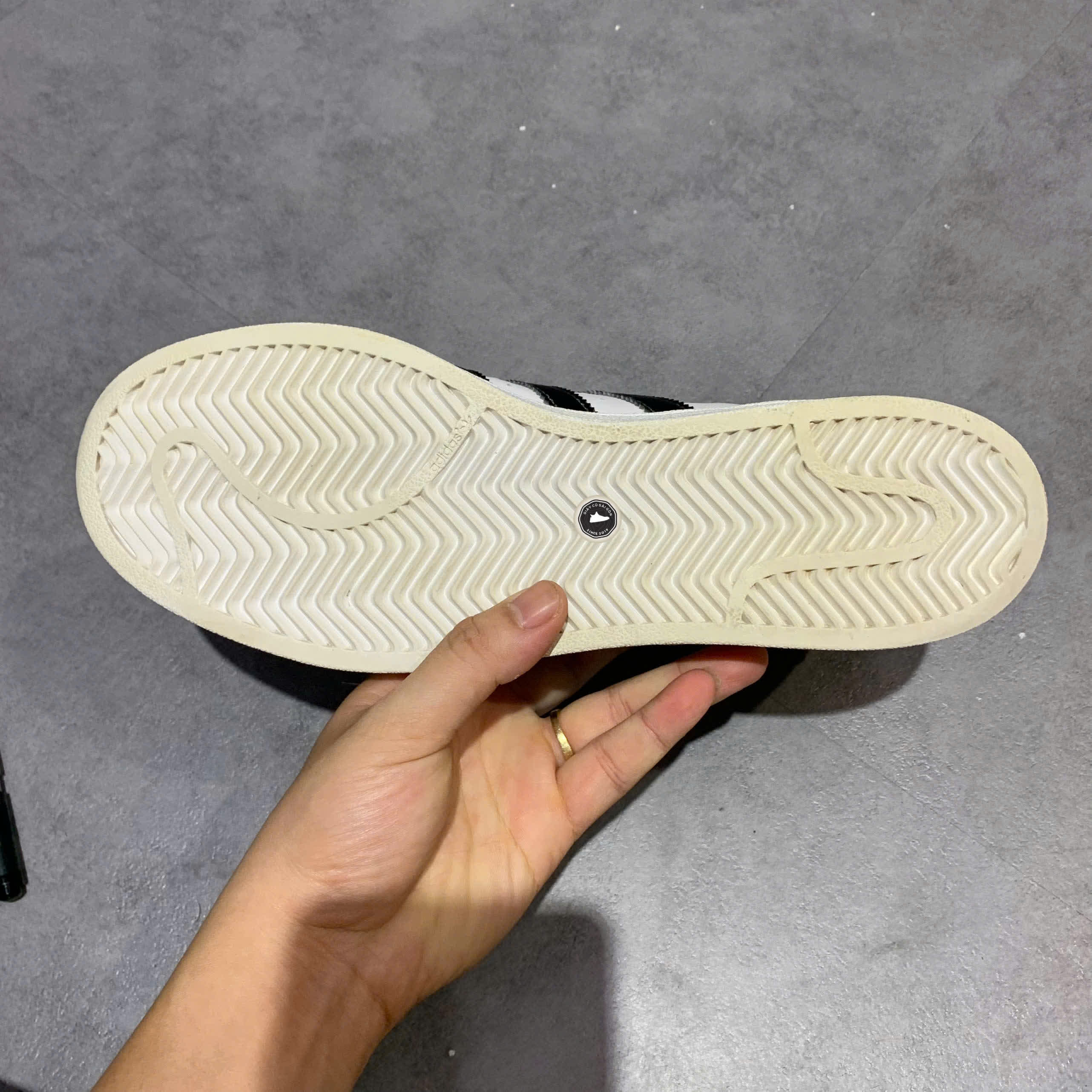 ADIDAS SUPERSTAR WHITE BLACK C77124 SIZE 41 1/3 GIÀY 2HAND CHÍNH HÃNG