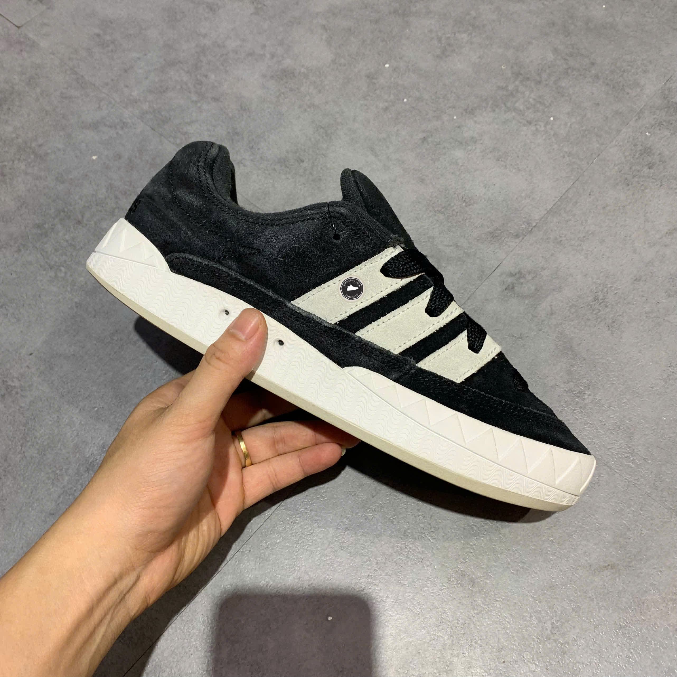 ADIDAS ADIMATIC ‘CORE BLACK CRYSTAL WHITE CARBON’ ID8265 SIZE 41 1/3 GIÀY 2HAND CHÍNH HÃNG