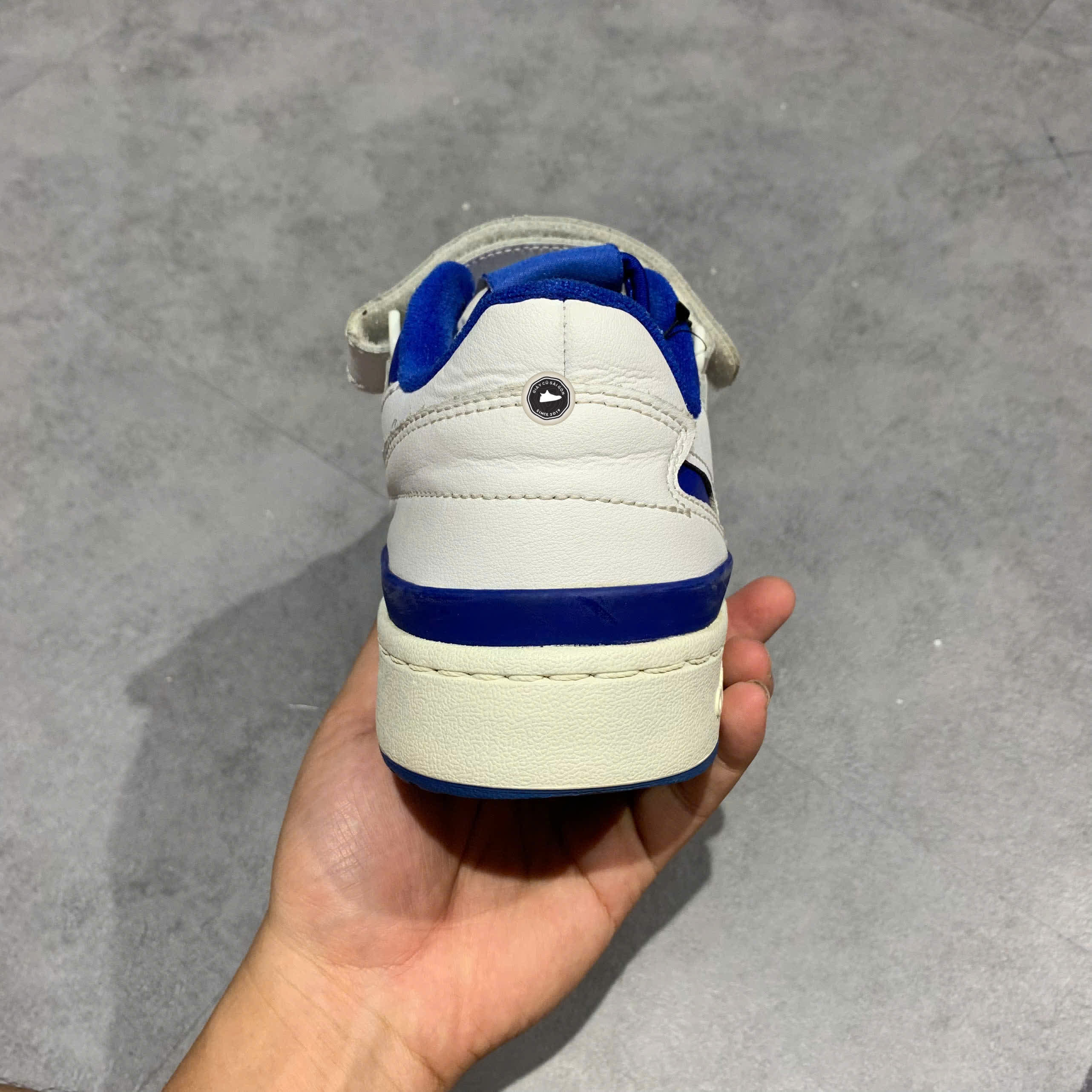 ADIDAS FORUM LOW “WHITE/ROYAL BLUE” FY7756 SIZE 42 2/3 – GIÀY 2HAND CHÍNH HÃNG