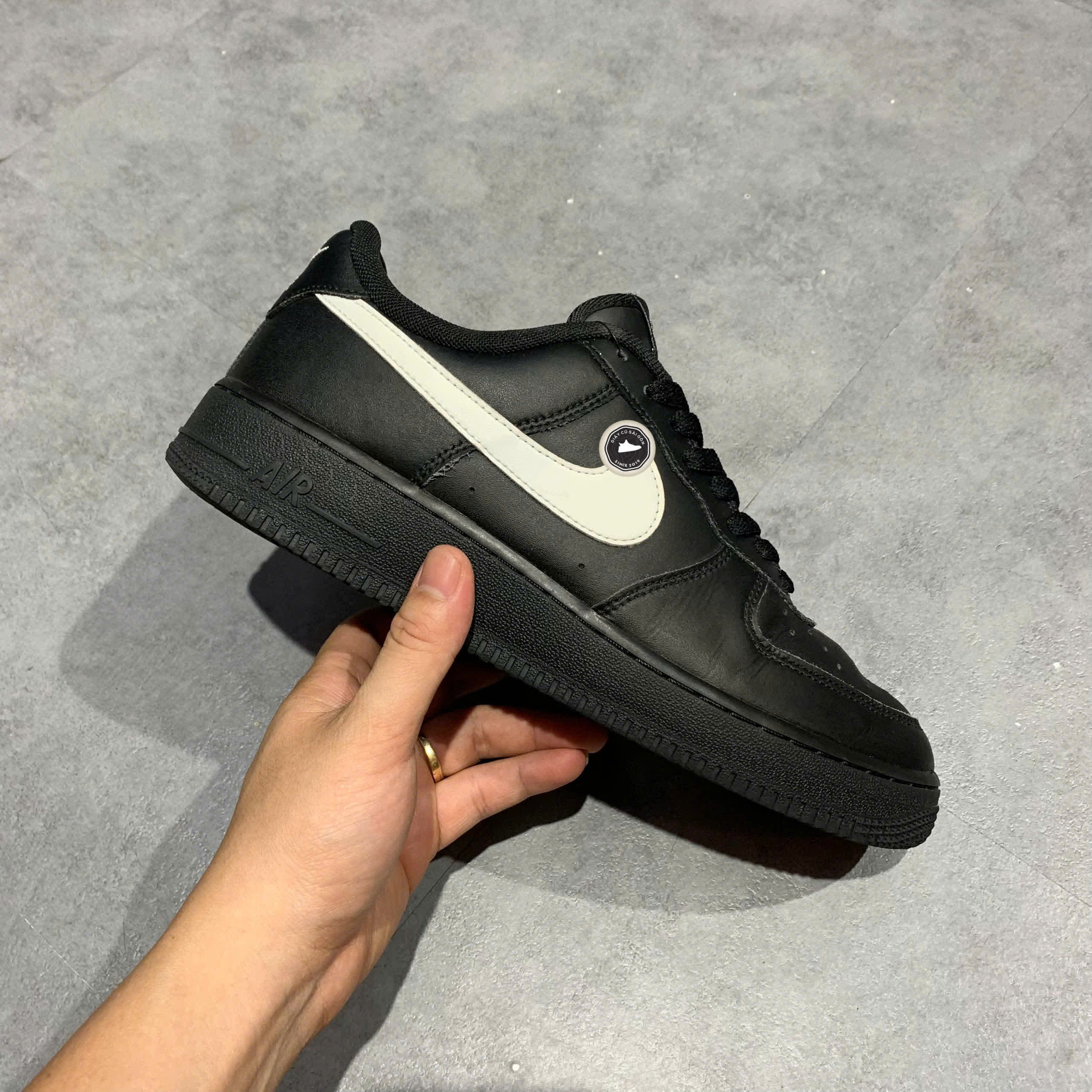 NIKE AIR FORCE 1 LOW BLACK WHITE FZ0627 010 – GIÀY 2HAND CHÍNH HÃNG PVN19329
